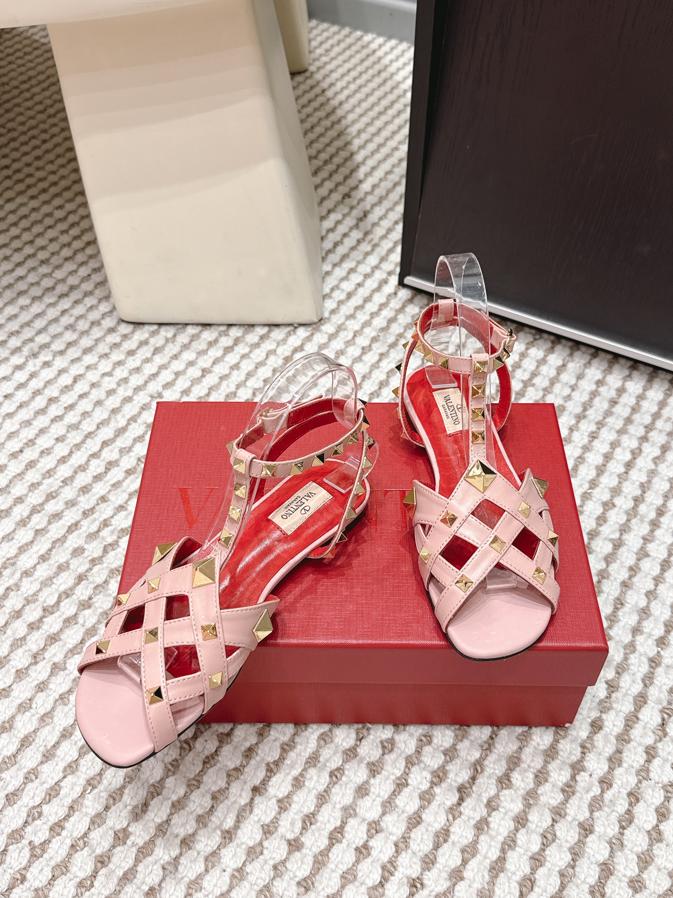 VT Studdy Leather Sandals Light Pink Sheepskin 659266