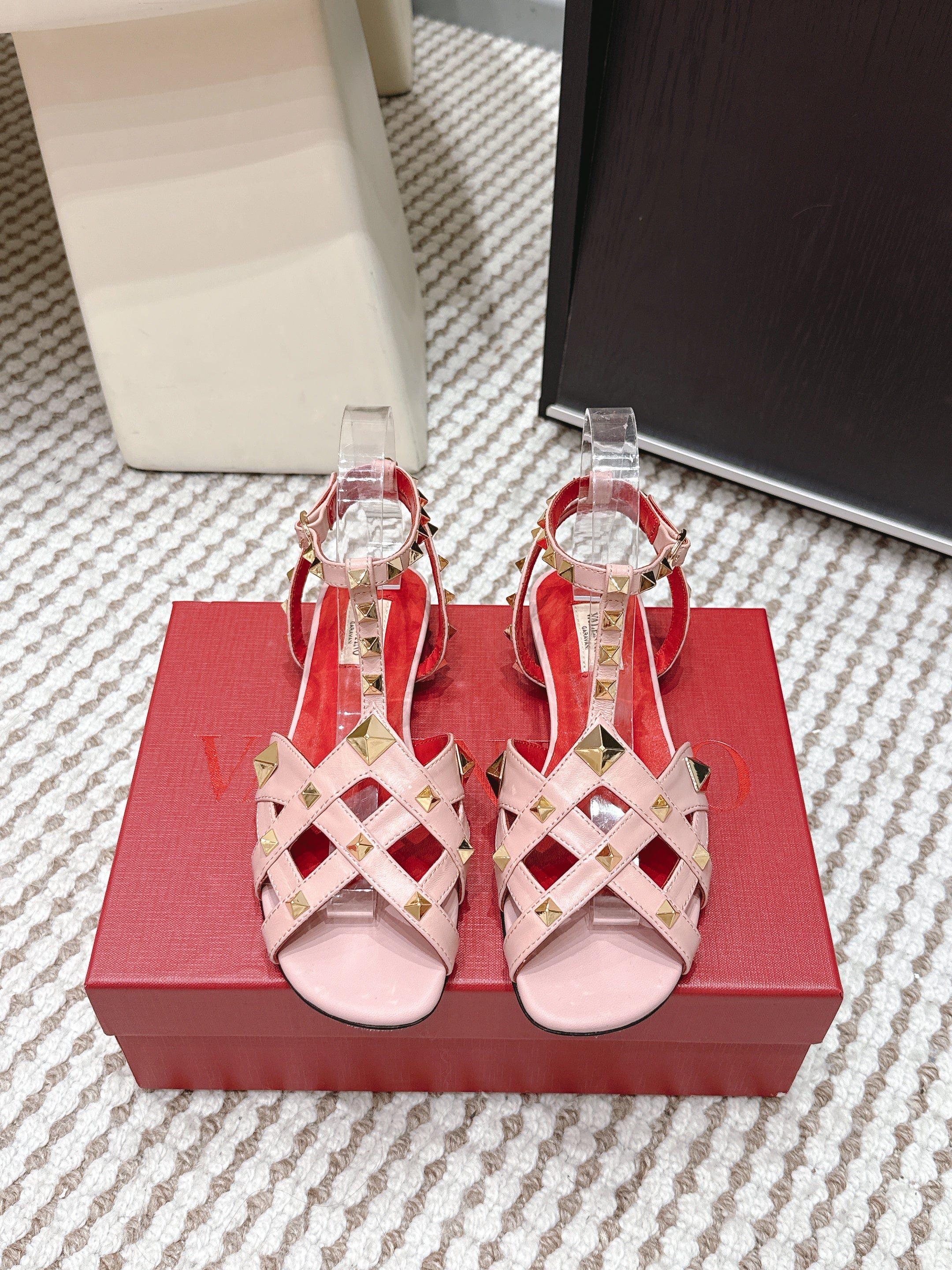 VT Studdy Leather Sandals Light Pink Sheepskin 659266