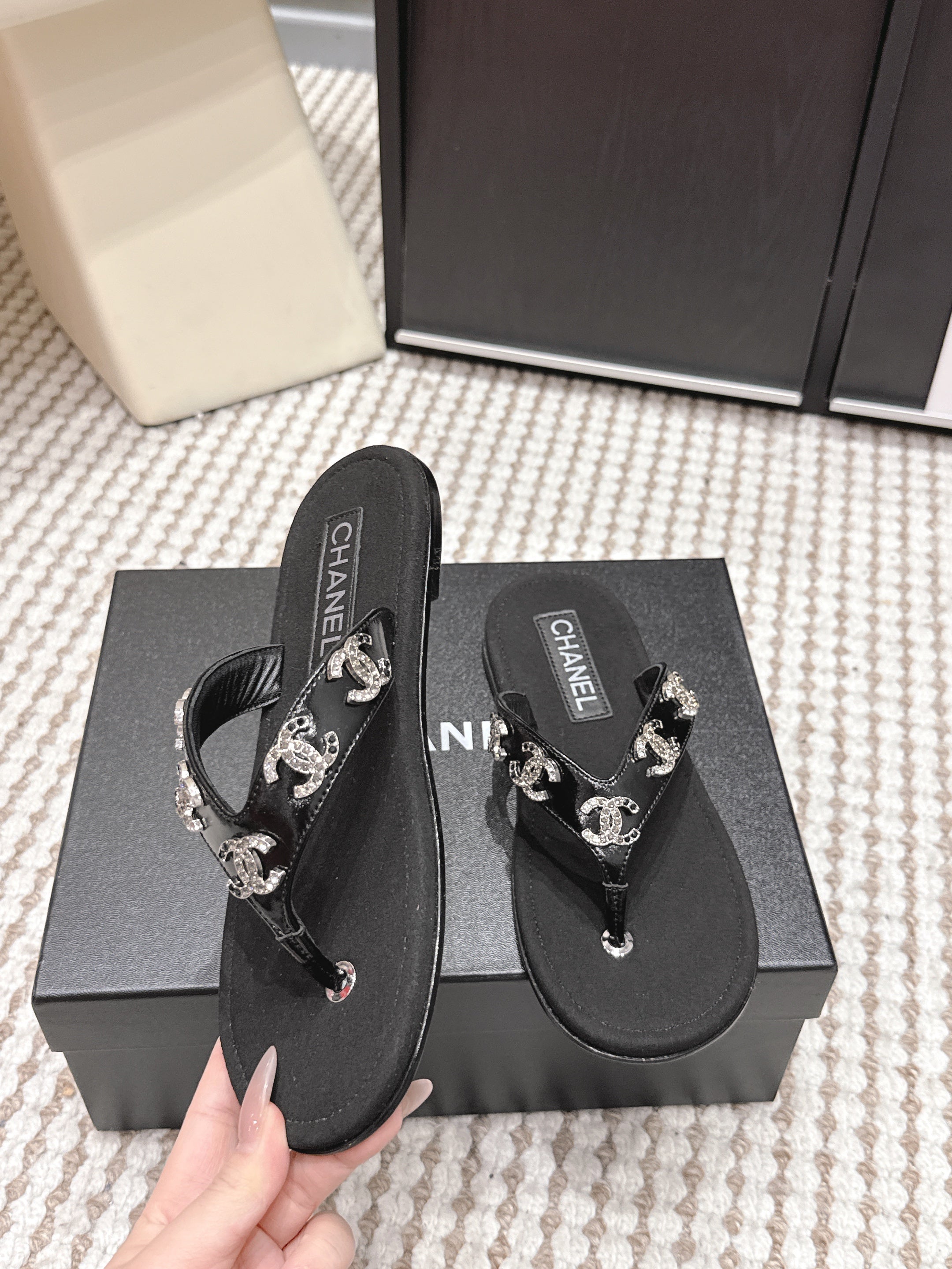 CC 26s Flip-Flop Black Sheepskin 632357