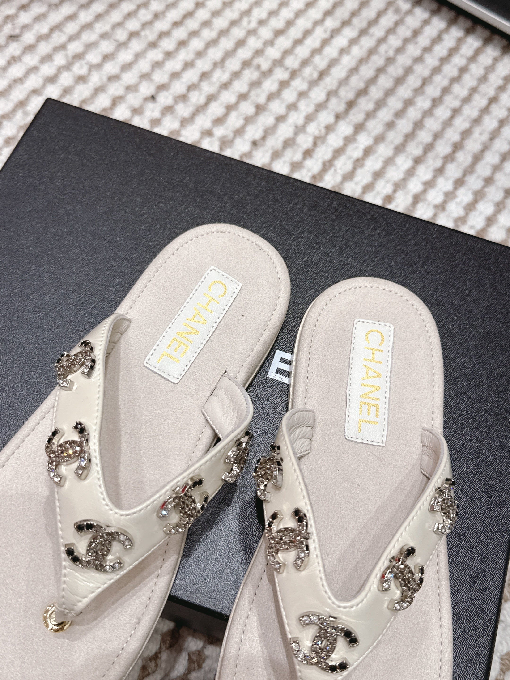 CC 26s Flip-Flop Light Beige Sheepskin 632358
