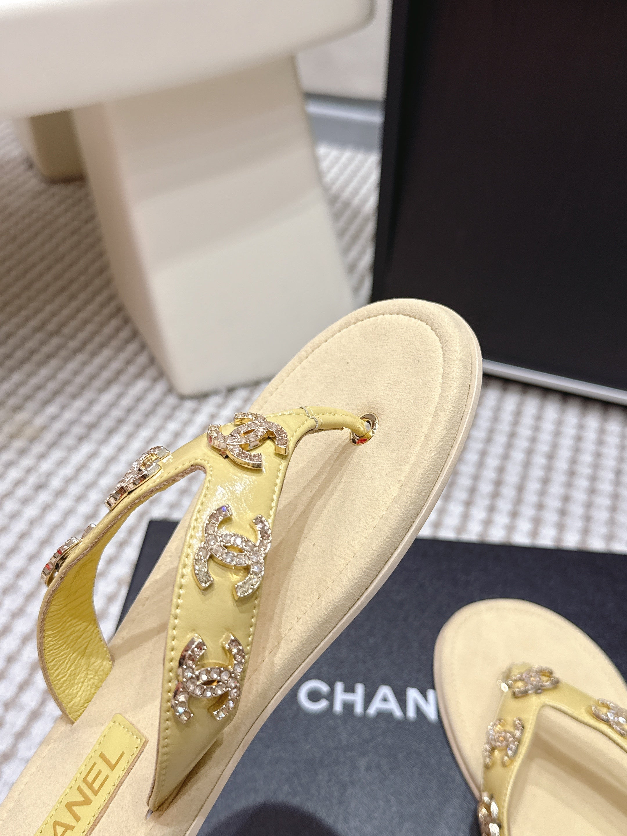 CC 26s Flip-Flop Light Yellow Sheepskin 632360