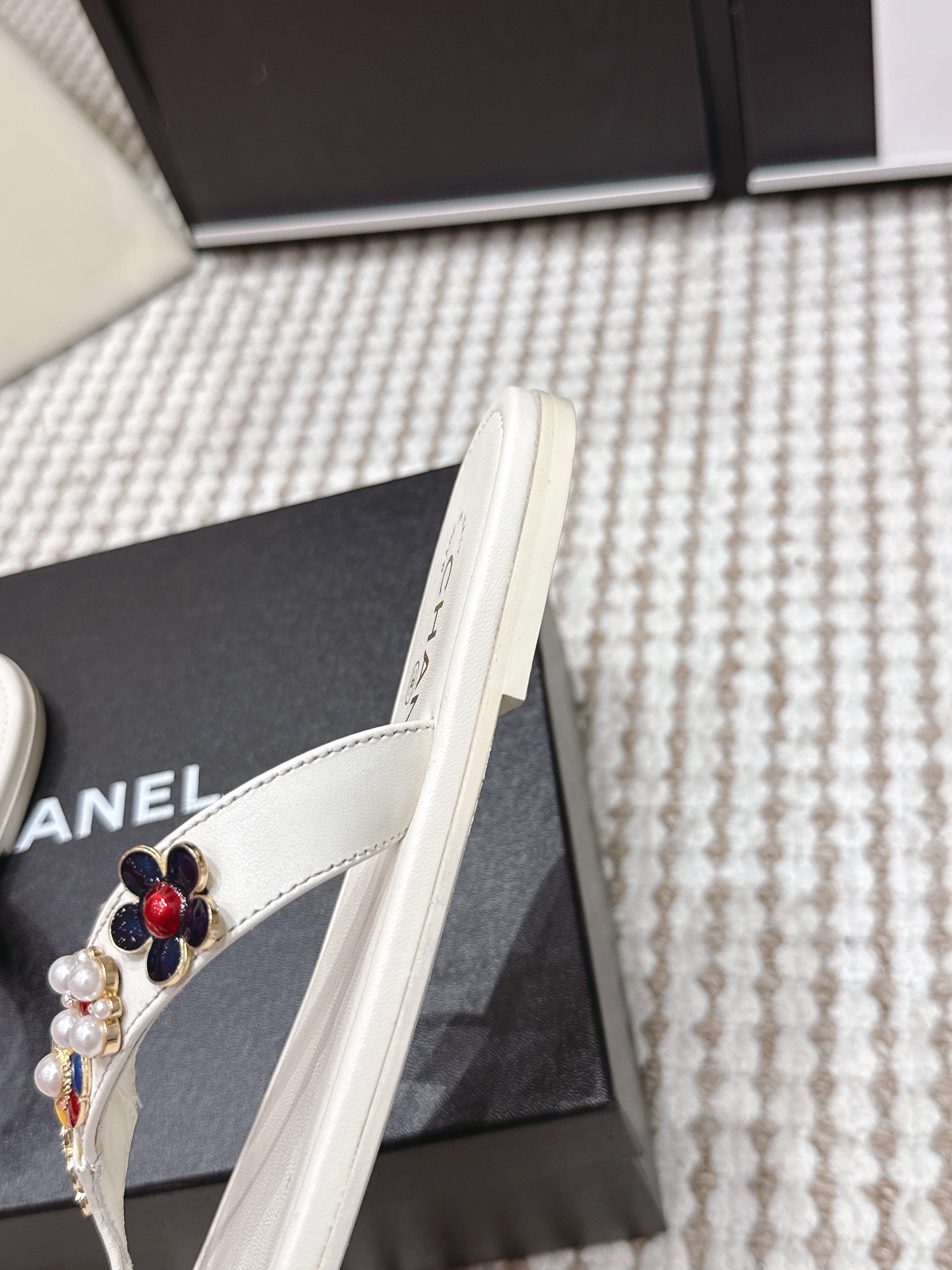 CC 26s Flip-Flop White Sheepskin 632363