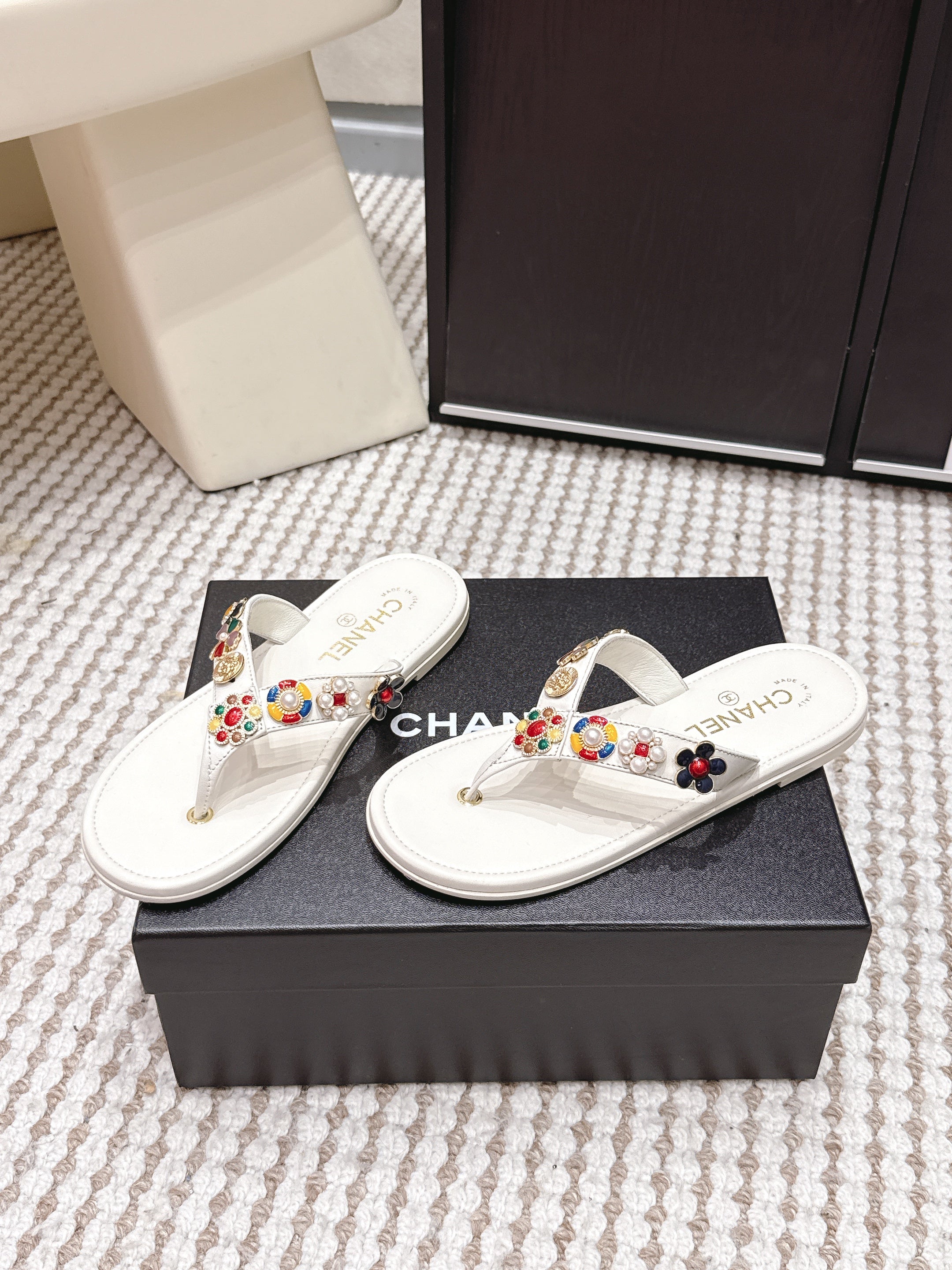 CC 26s Flip-Flop White Sheepskin 632363