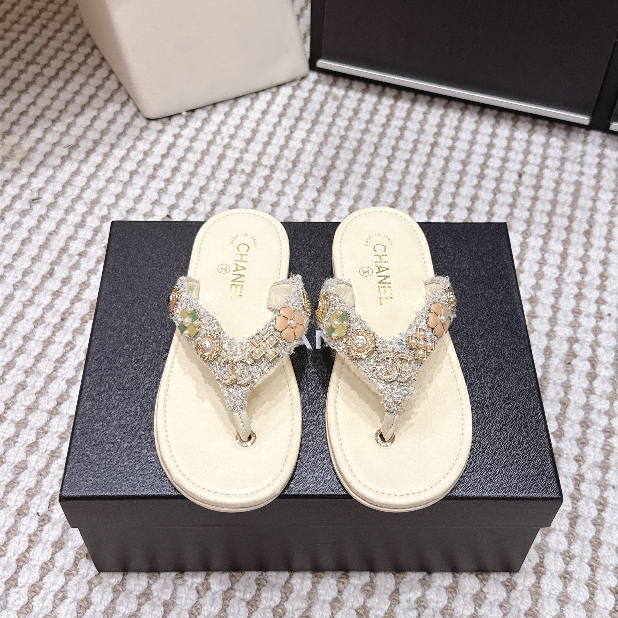 CC 26s Flip-Flop Beige With Multicolor Tweed Sheepskin 632365