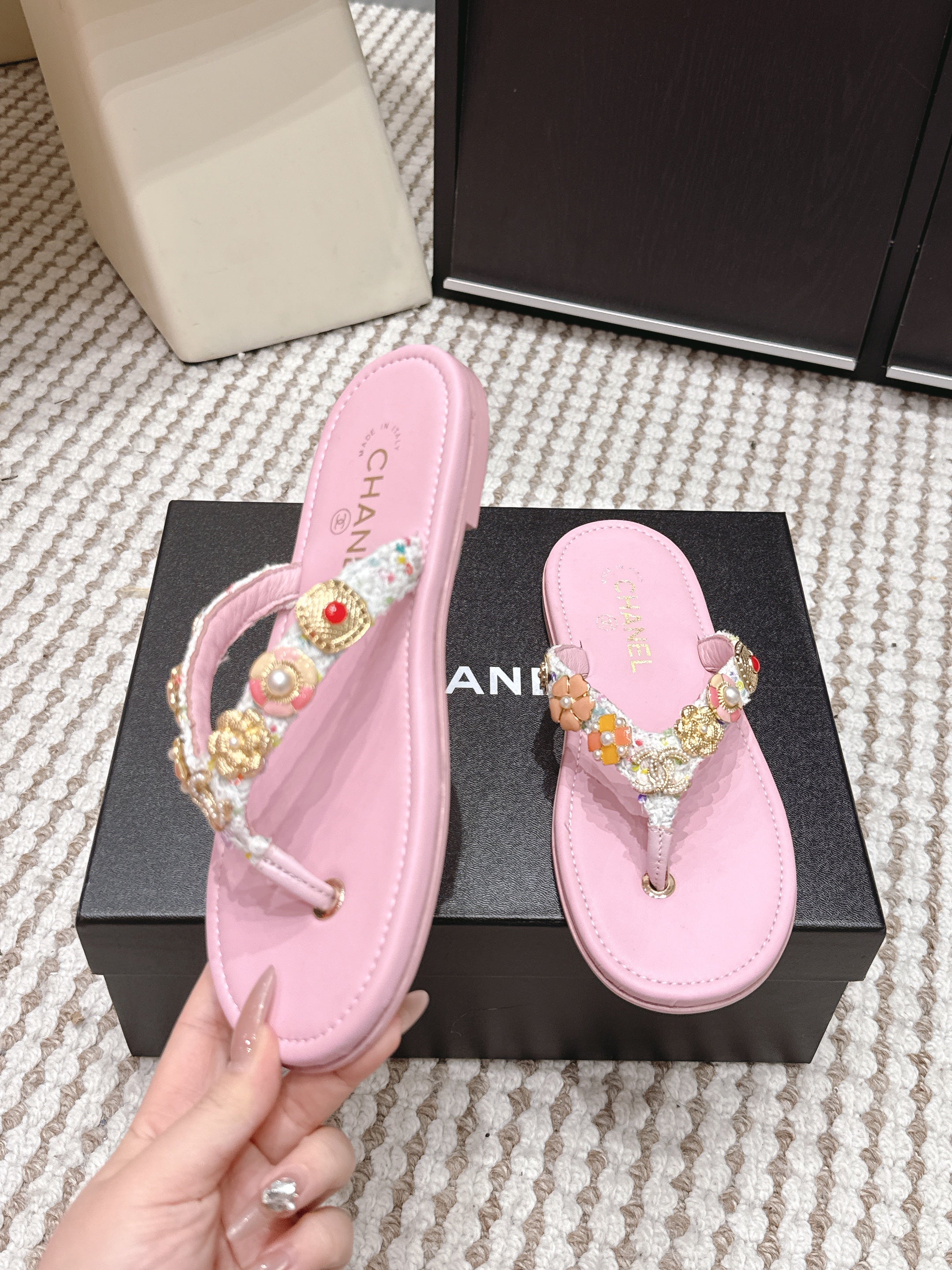 CC 26s Flip-Flops Witch Charm Pink Tweed Sheepskin 632367