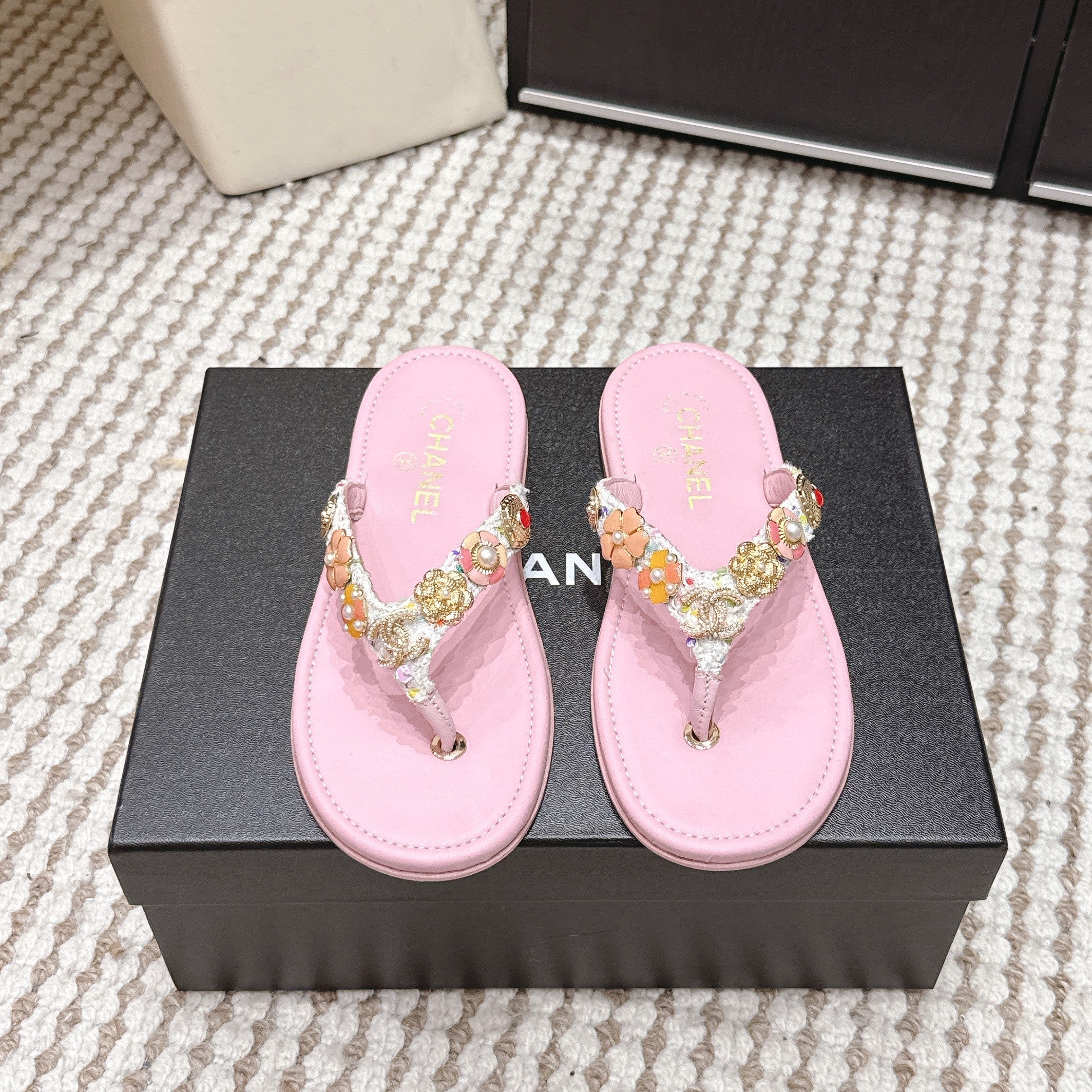 CC 26s Flip-Flops Witch Charm Pink Tweed Sheepskin 632367