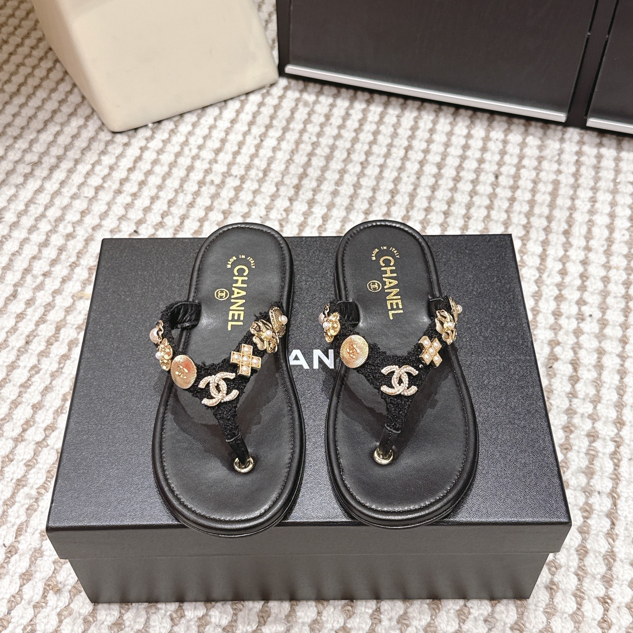 CC 26s Flip-Flops Witch Charm Black Tweed Sheepskin 632369