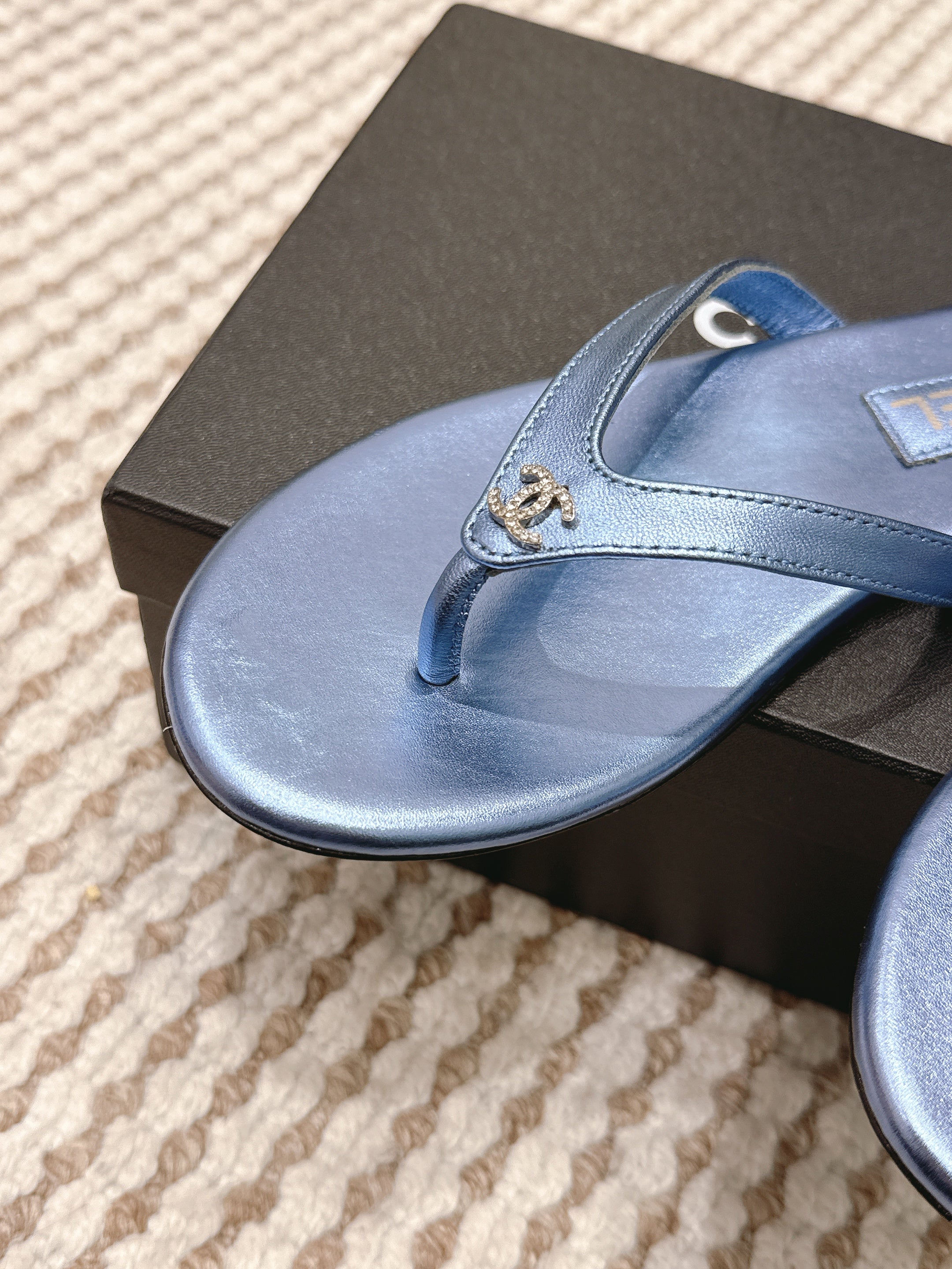 CC 26ss Flip-Flops Dark Blue Metalic Sheepskin 653599