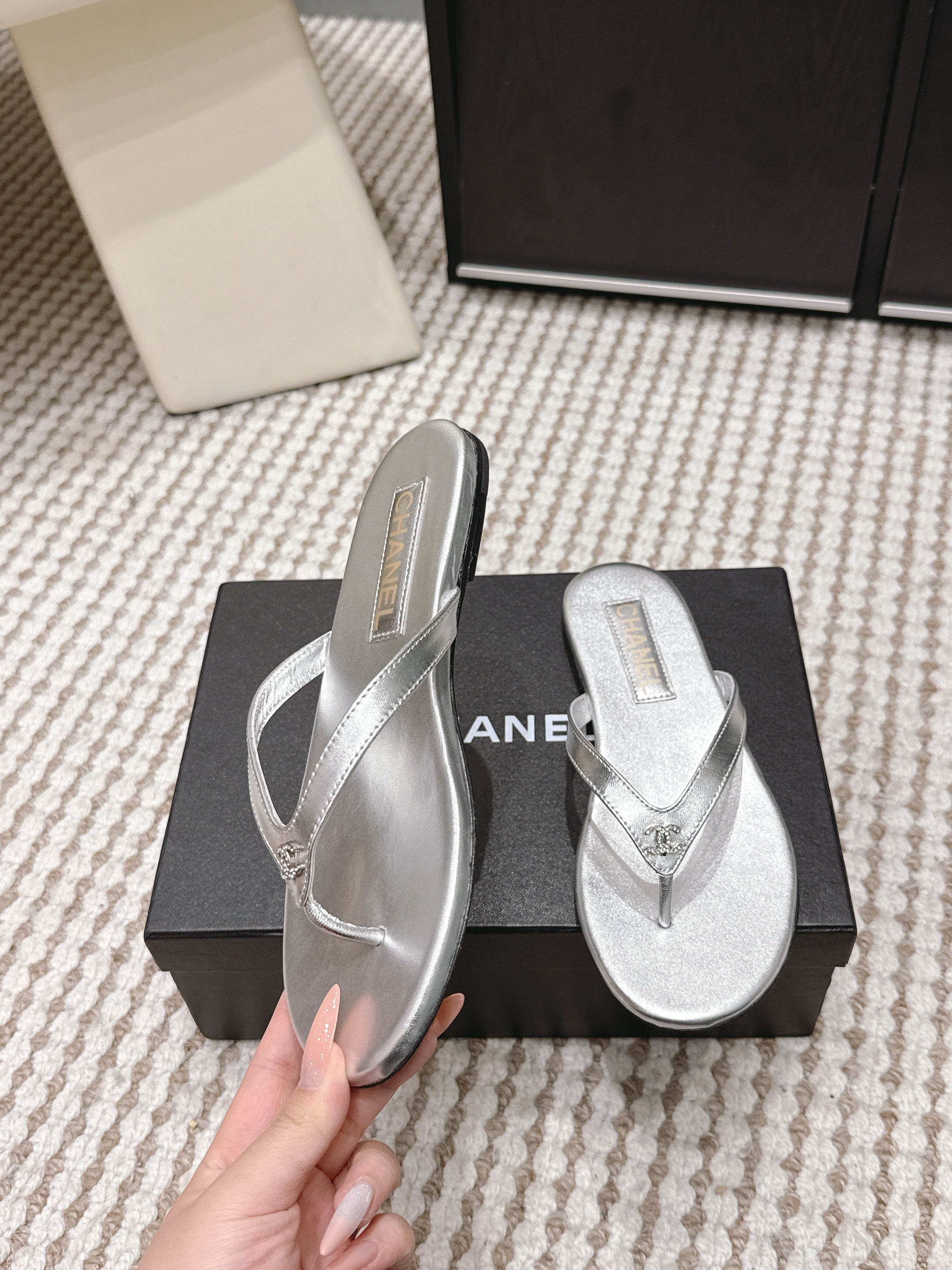CC 26ss Flip-Flops Sliver Metalic Sheepskin 653601