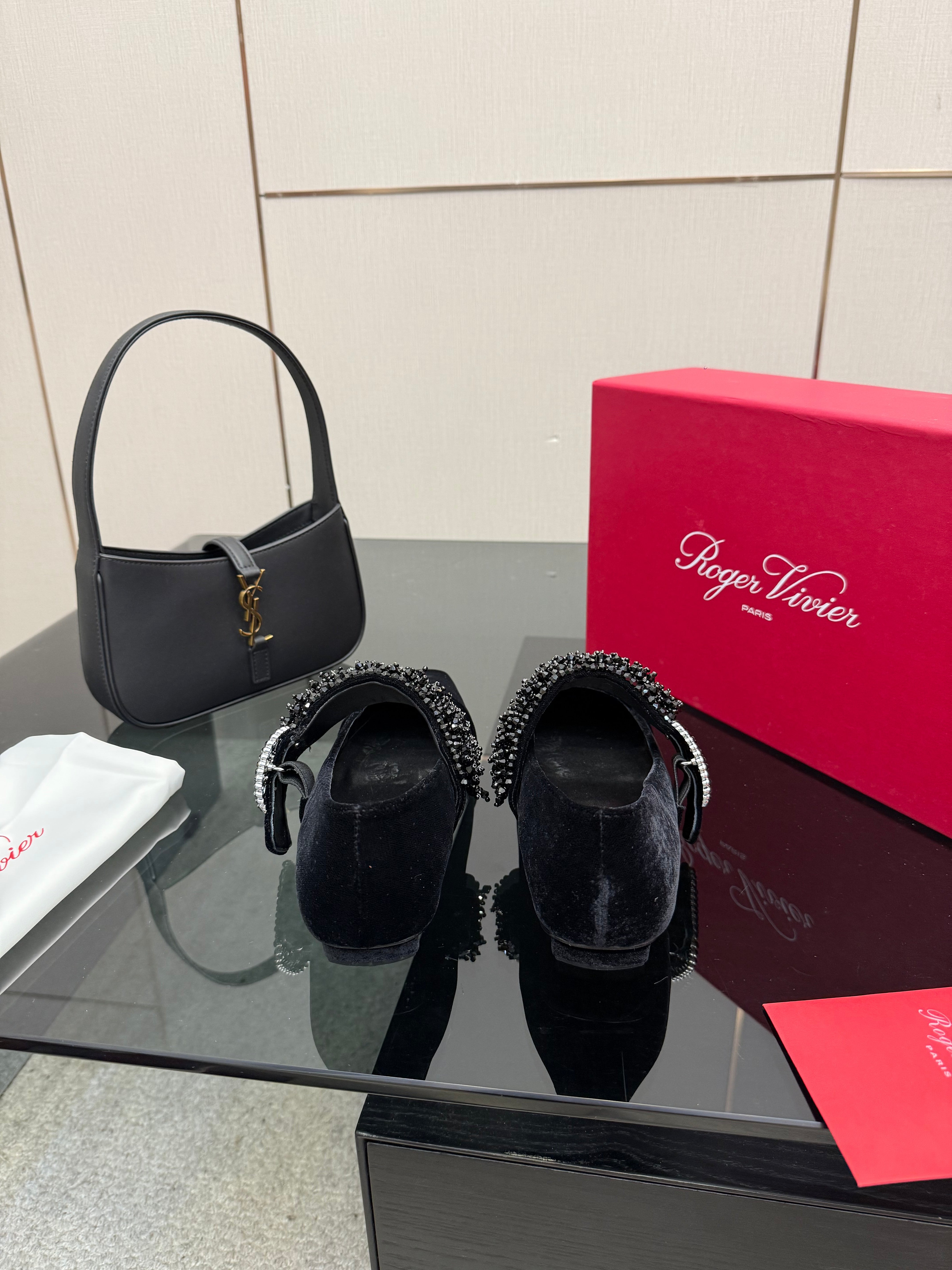 RV Belle Vivier Mary Janes Black Velvet 629888