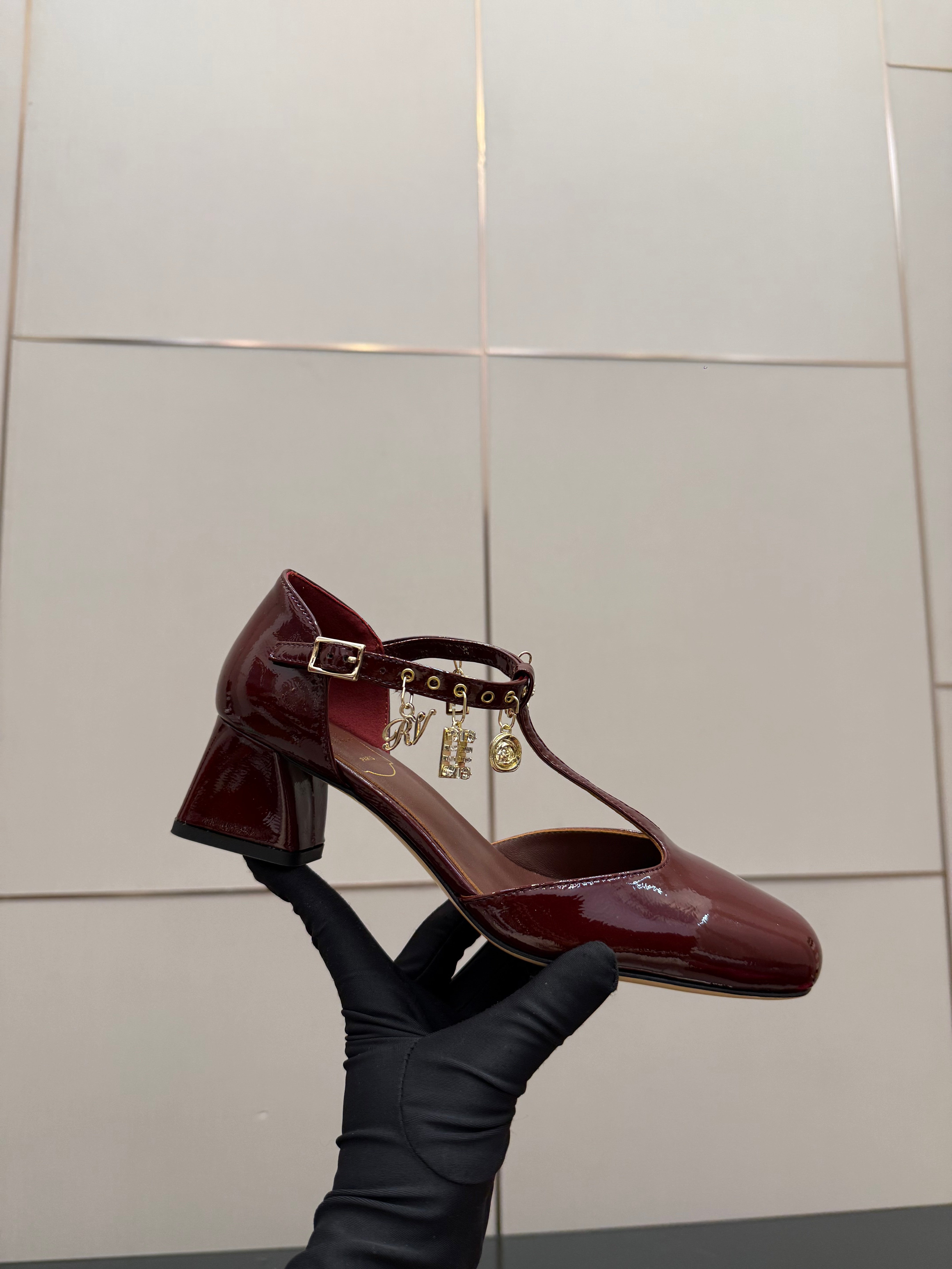 RV 26WF New T-Strap Rhinestone Strap Sandals 4.5 Burgundy Patent Leather 629890