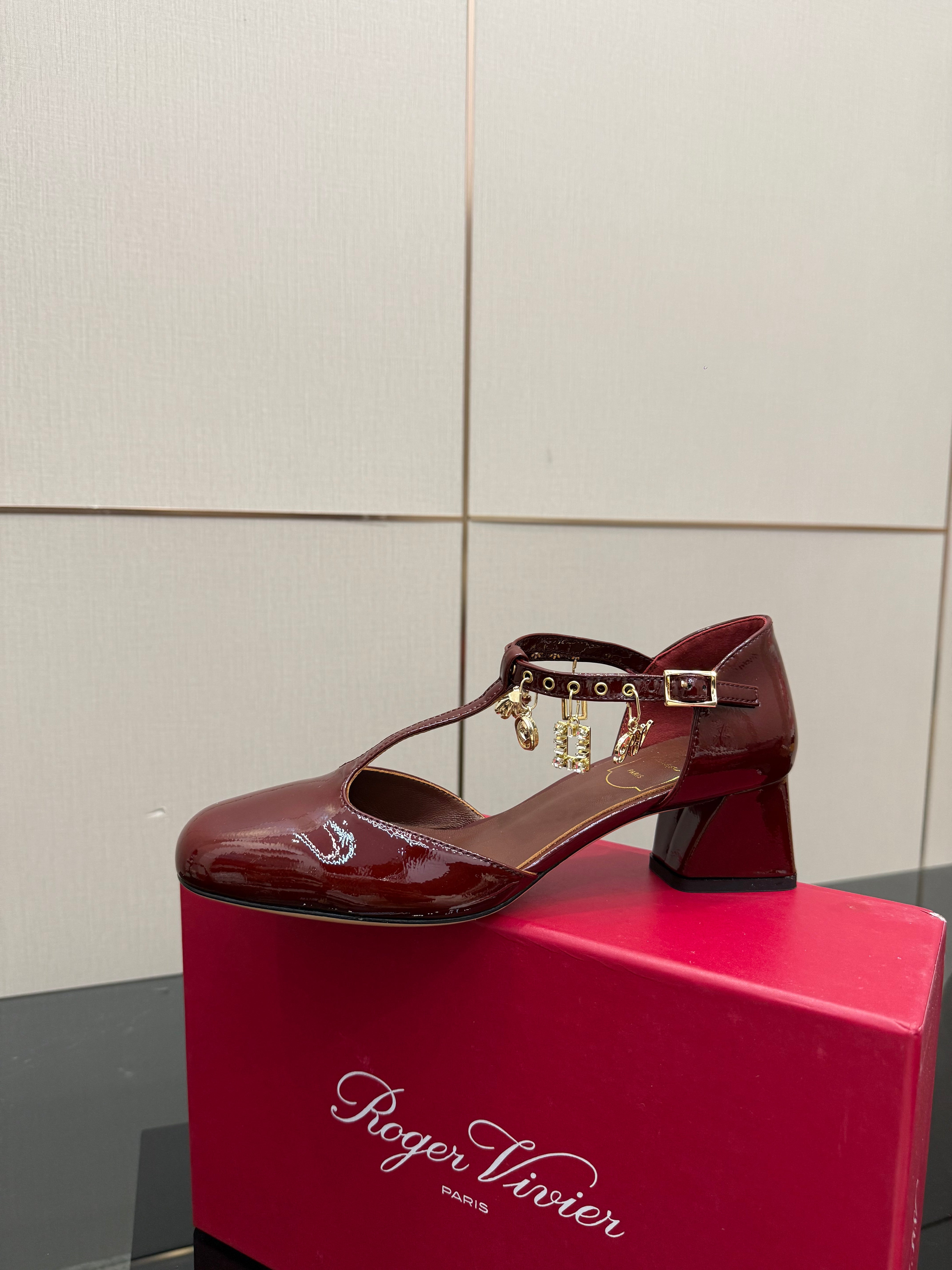 RV 26WF New T-Strap Rhinestone Strap Sandals 4.5 Burgundy Patent Leather 629890