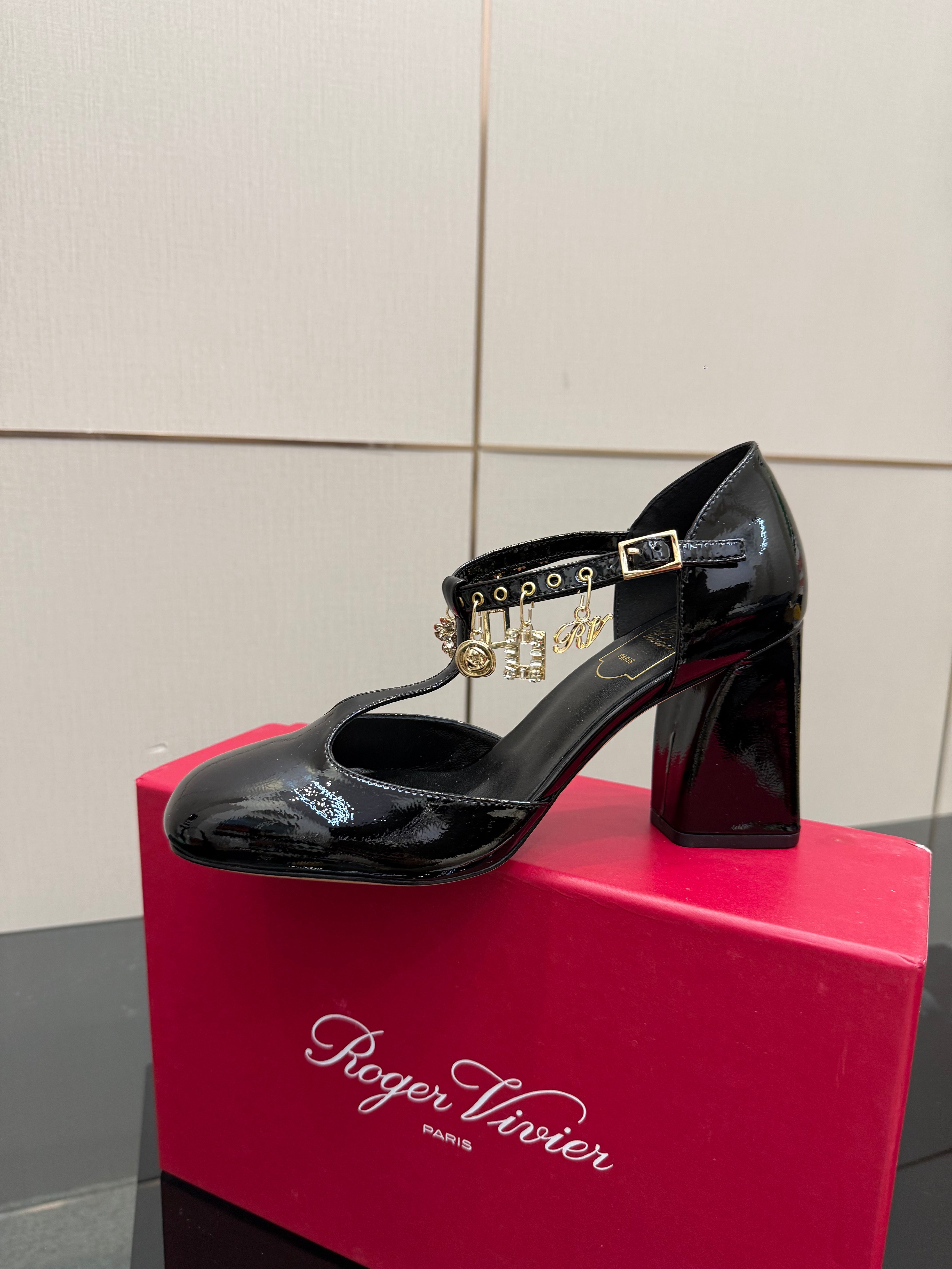 RV 26WF New T-Strap Rhinestone Strap Sandals 7cm Black Patent Leather 629891