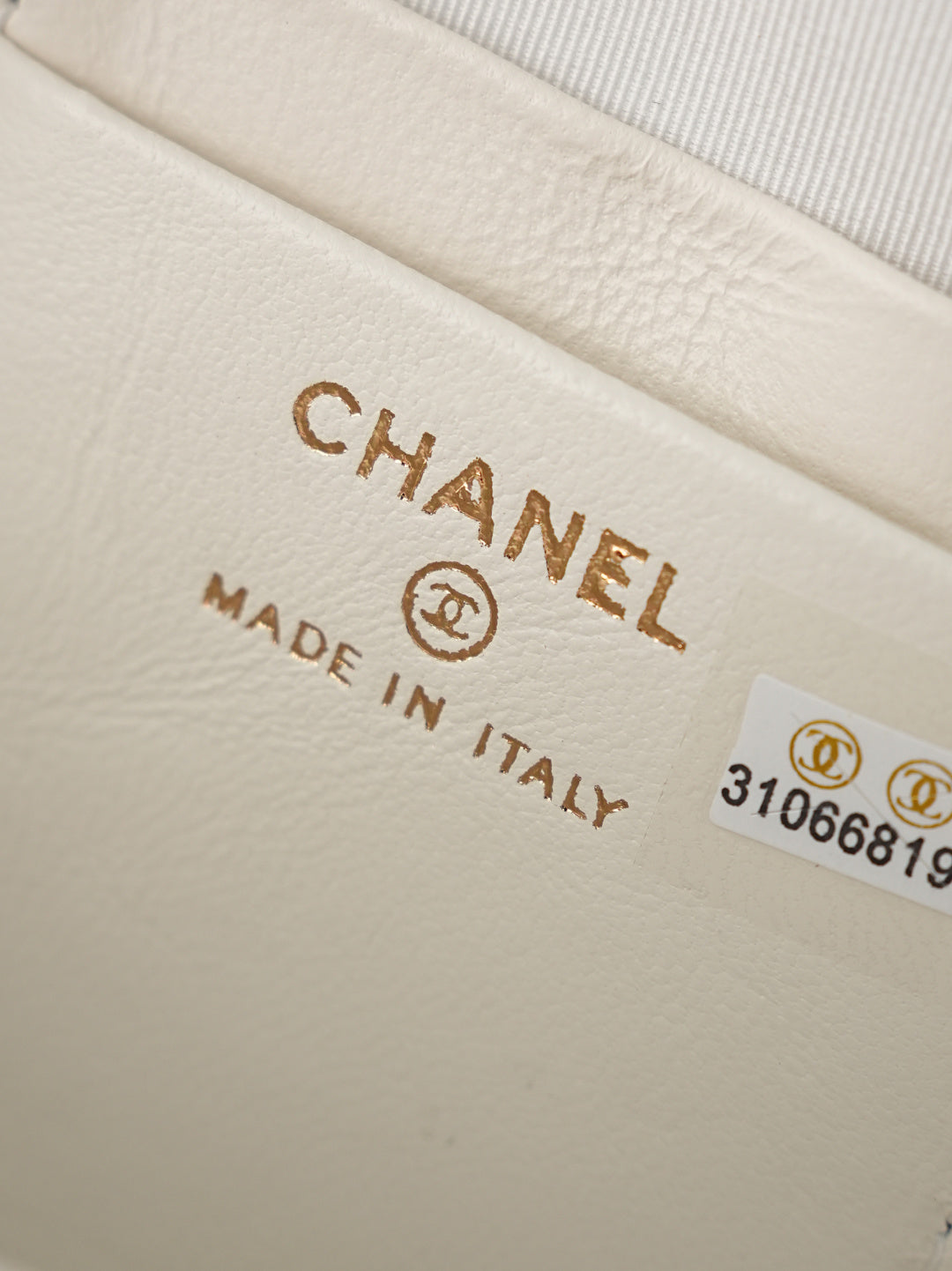 CC 𝑨𝑷𝟑𝟕𝟓𝟑 Mini Backpack White Caviar