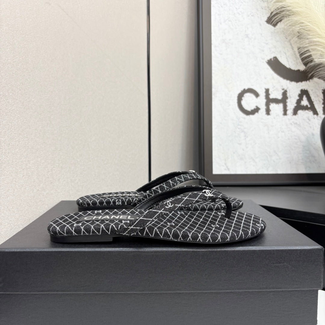 CC Crystal Logo Thong Sandal Black Fabric And Sheepskin 352485