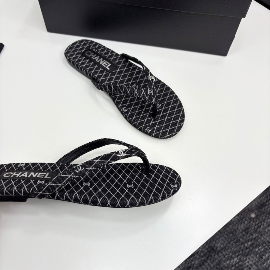 CC Crystal Logo Thong Sandal Black Fabric And Sheepskin 352485