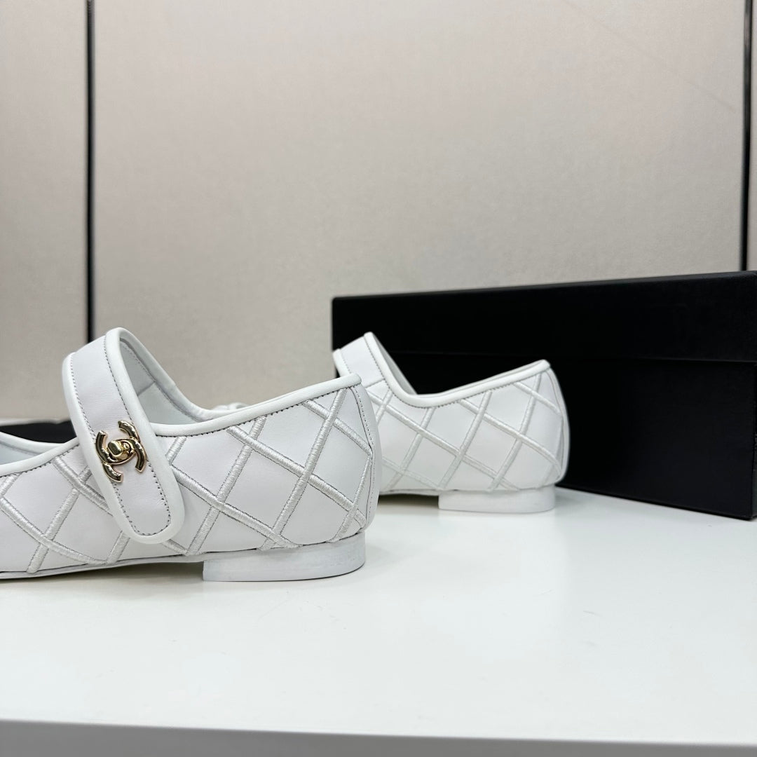 CC25 Mary Janes White Black Cowhide 352504