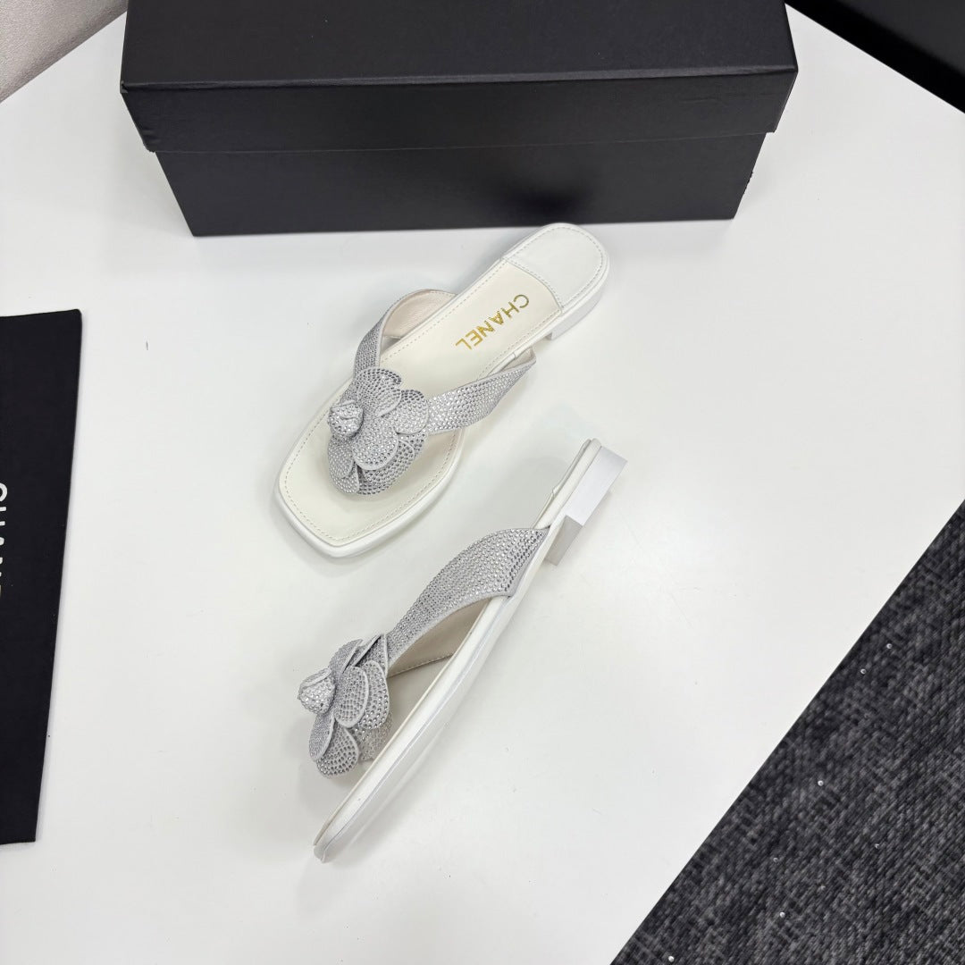 CC 25 Camellia Thong Sandals Silver Stone Grain And Sheepskin 368833