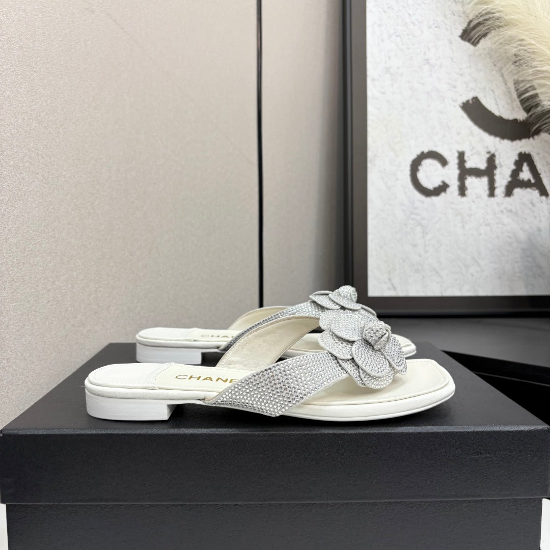CC 25 Camellia Thong Sandals Silver Stone Grain And Sheepskin 368833