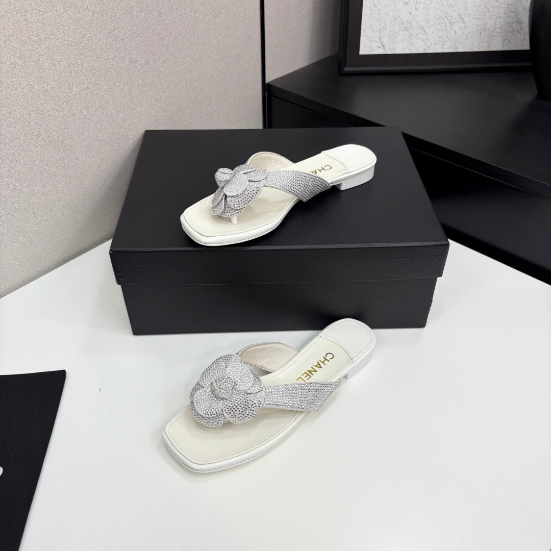 CC 25 Camellia Thong Sandals Silver Stone Grain And Sheepskin 368833
