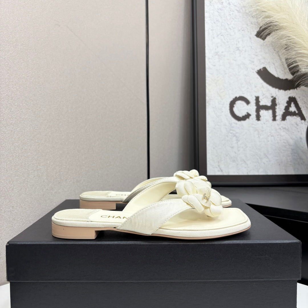 CC 25 Camellia Thong Sandals Ivory Sheepskin And Fabric 368836