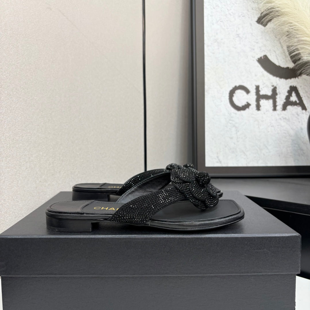 CC 25 Camellia Thong Sandals Black Stone Grain And Sheepskin 368834