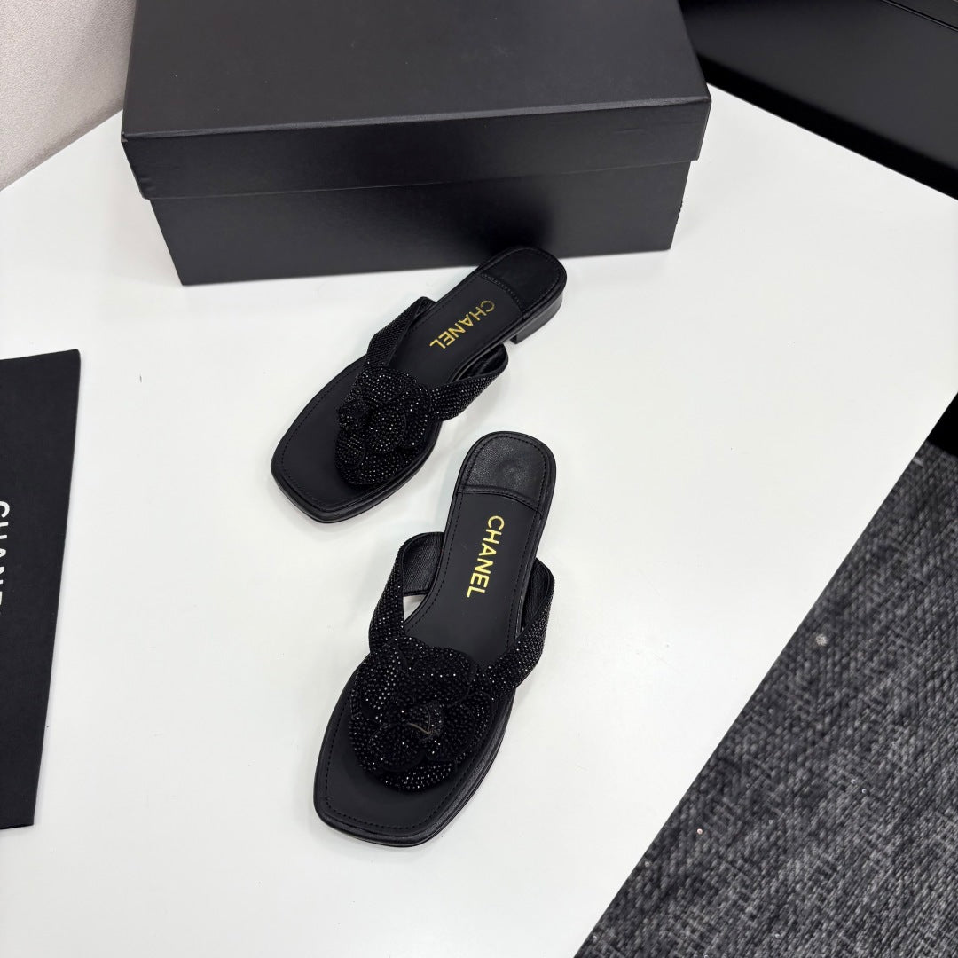 CC 25 Camellia Thong Sandals Black Stone Grain And Sheepskin 368834