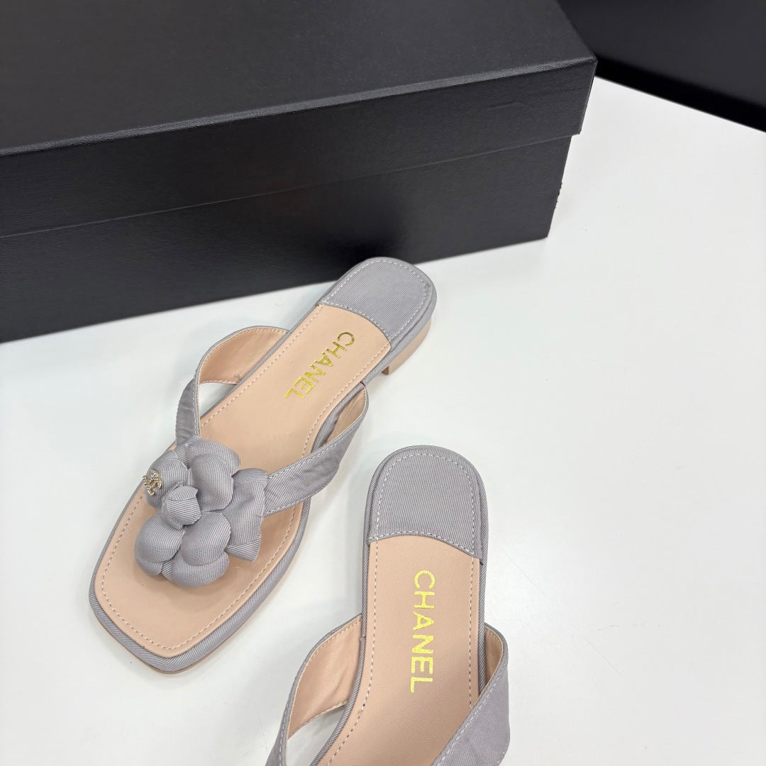 CC 25 Camellia Thong Sandals Grey Beige Sheepskin And Fabric 368837