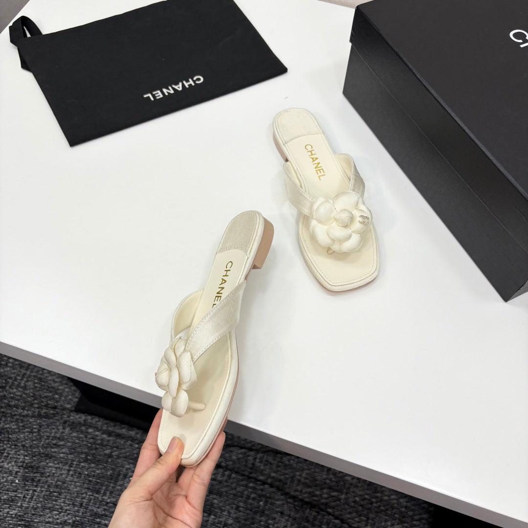 CC 25 Camellia Thong Sandals Ivory Sheepskin And Fabric 368836