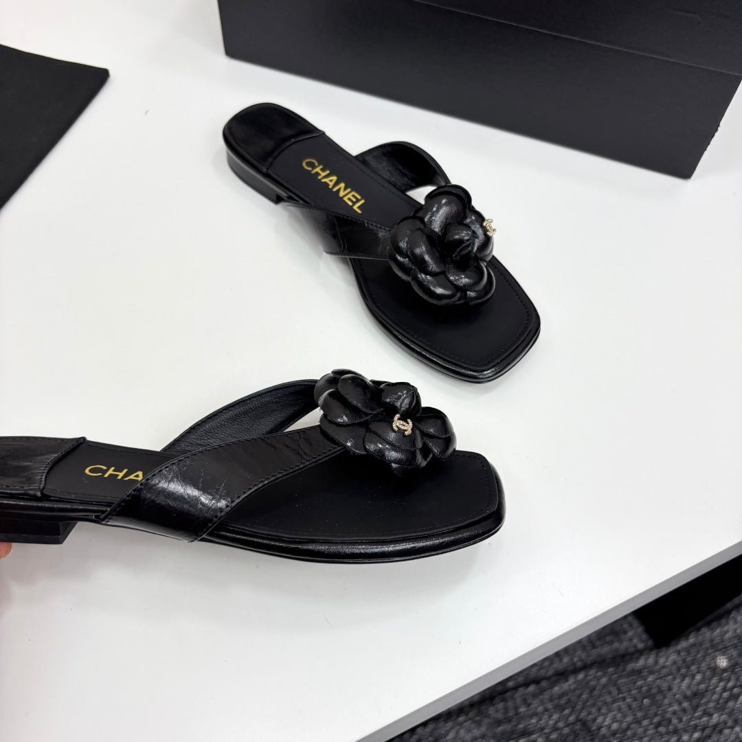 CC 25 Camellia Thong Sandals Black Sheepskin 368839