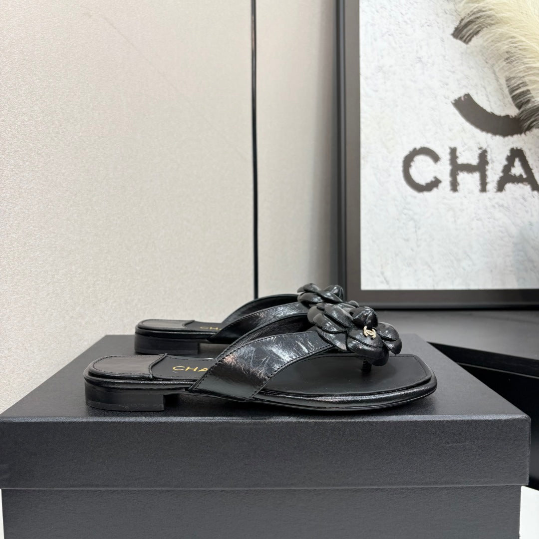 CC 25 Camellia Thong Sandals Black Sheepskin 368839
