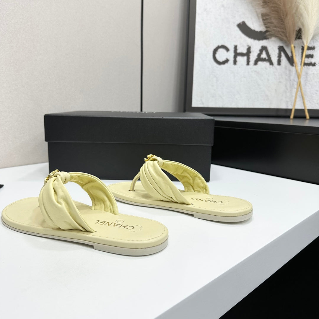 Chanel 26S Thong Sandals In Light Yellow Lambskin