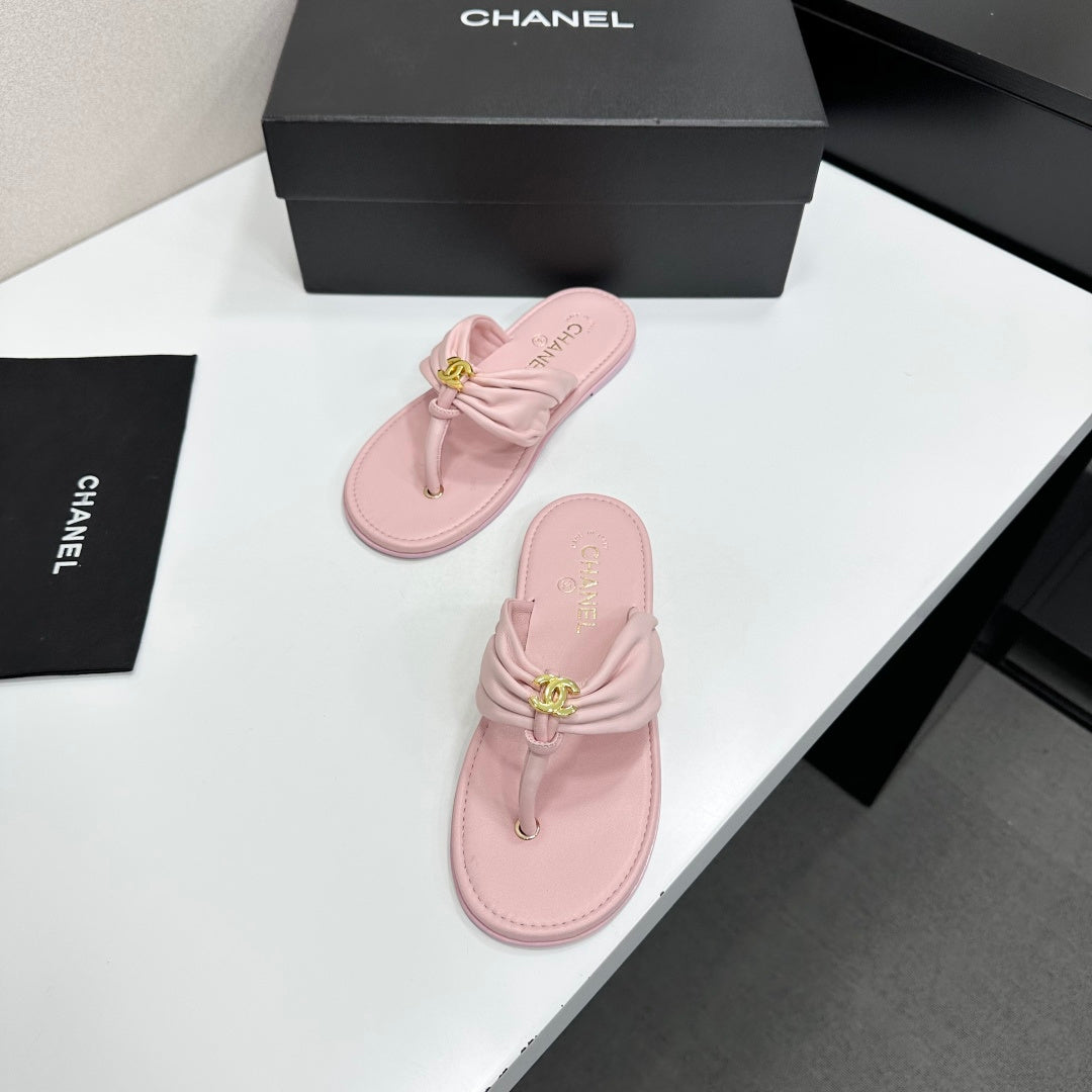 Chanel 26S Thong Sandals In Light Pink Lambskin
