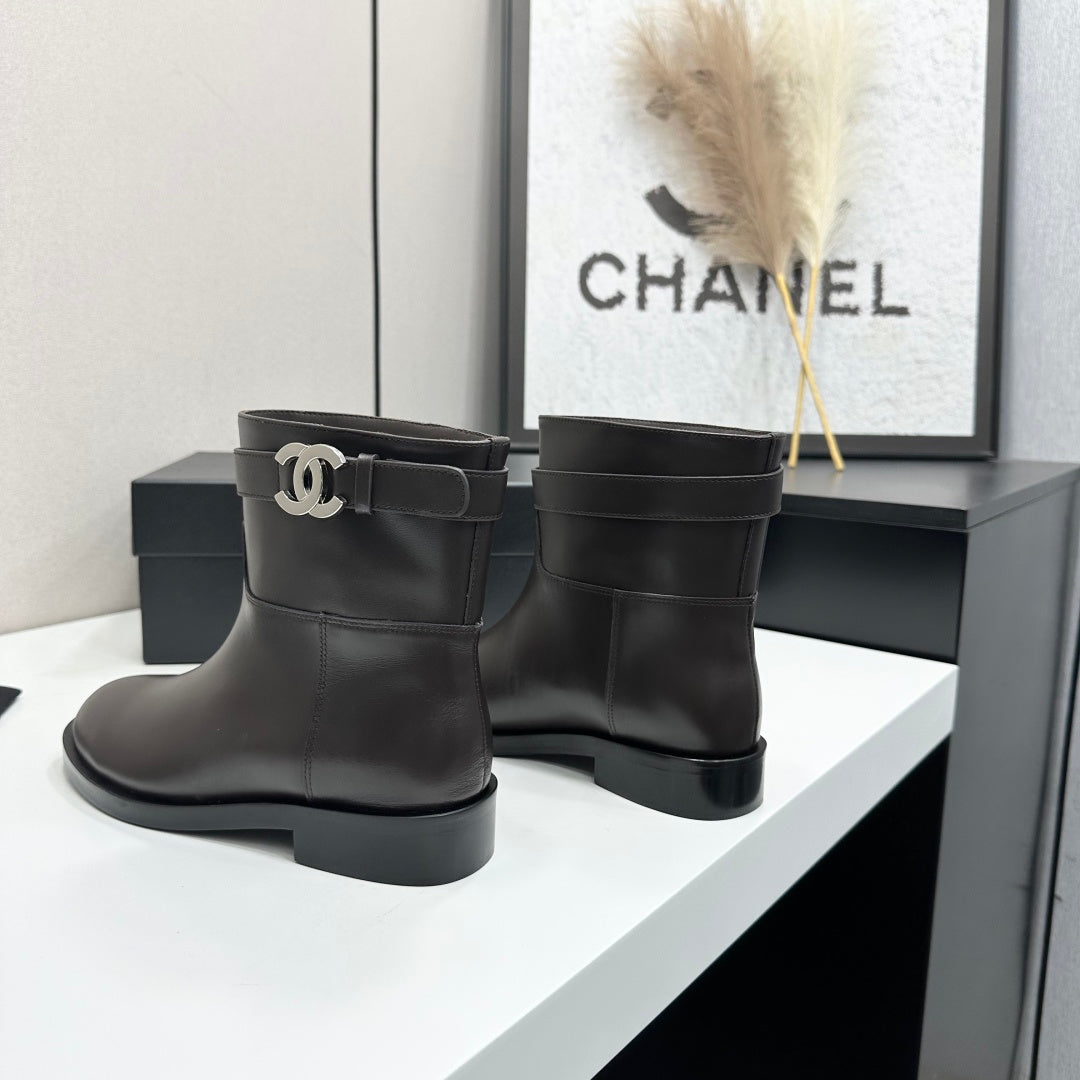 CC FW 2026 Ankle Flat Boot Dark Coffee Cowhide 925676