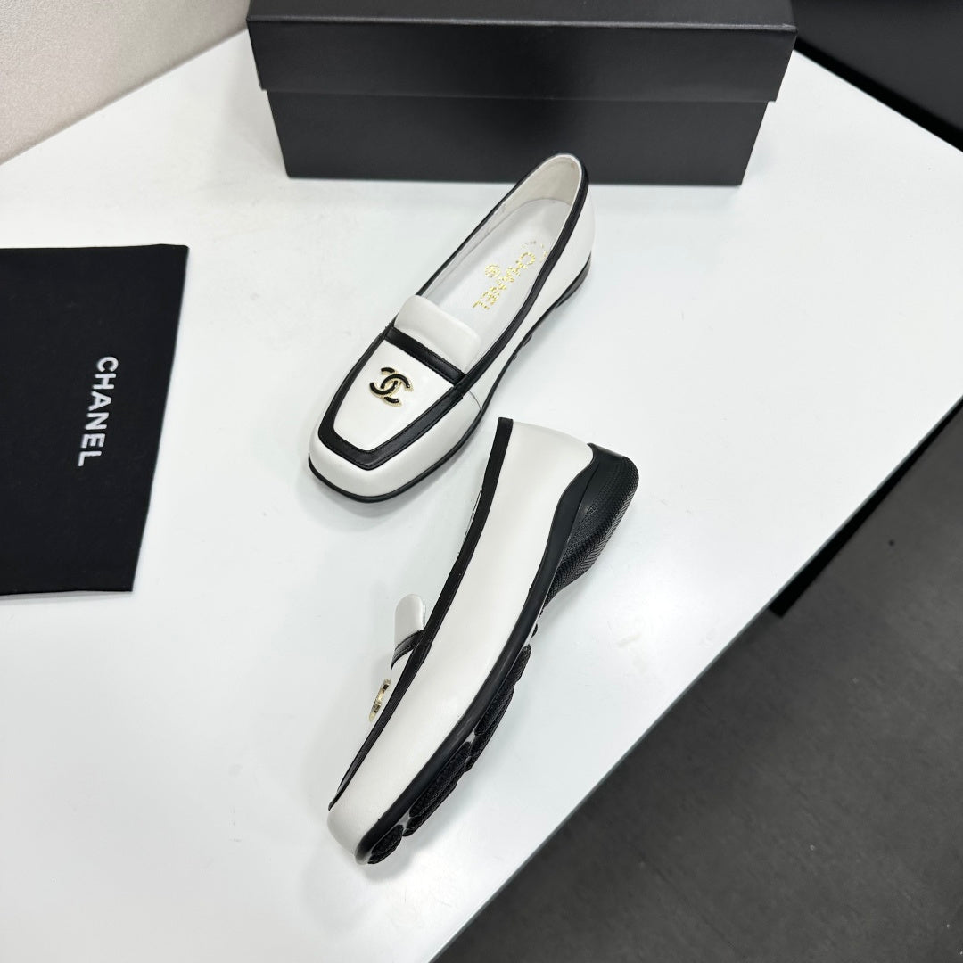 CC 26s Loafers Flat White Black Leather 109150