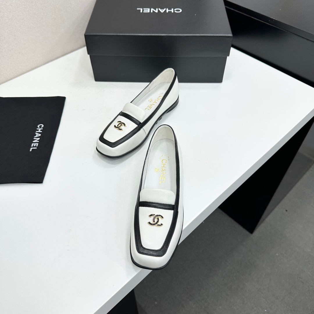 CC 26s Loafers Flat White Black Leather 109150