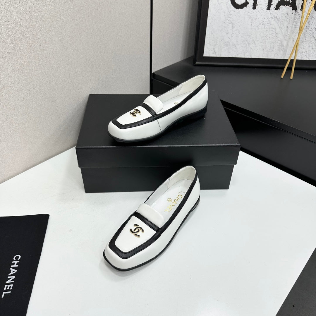 CC 26s Loafers Flat White Black Leather 109150