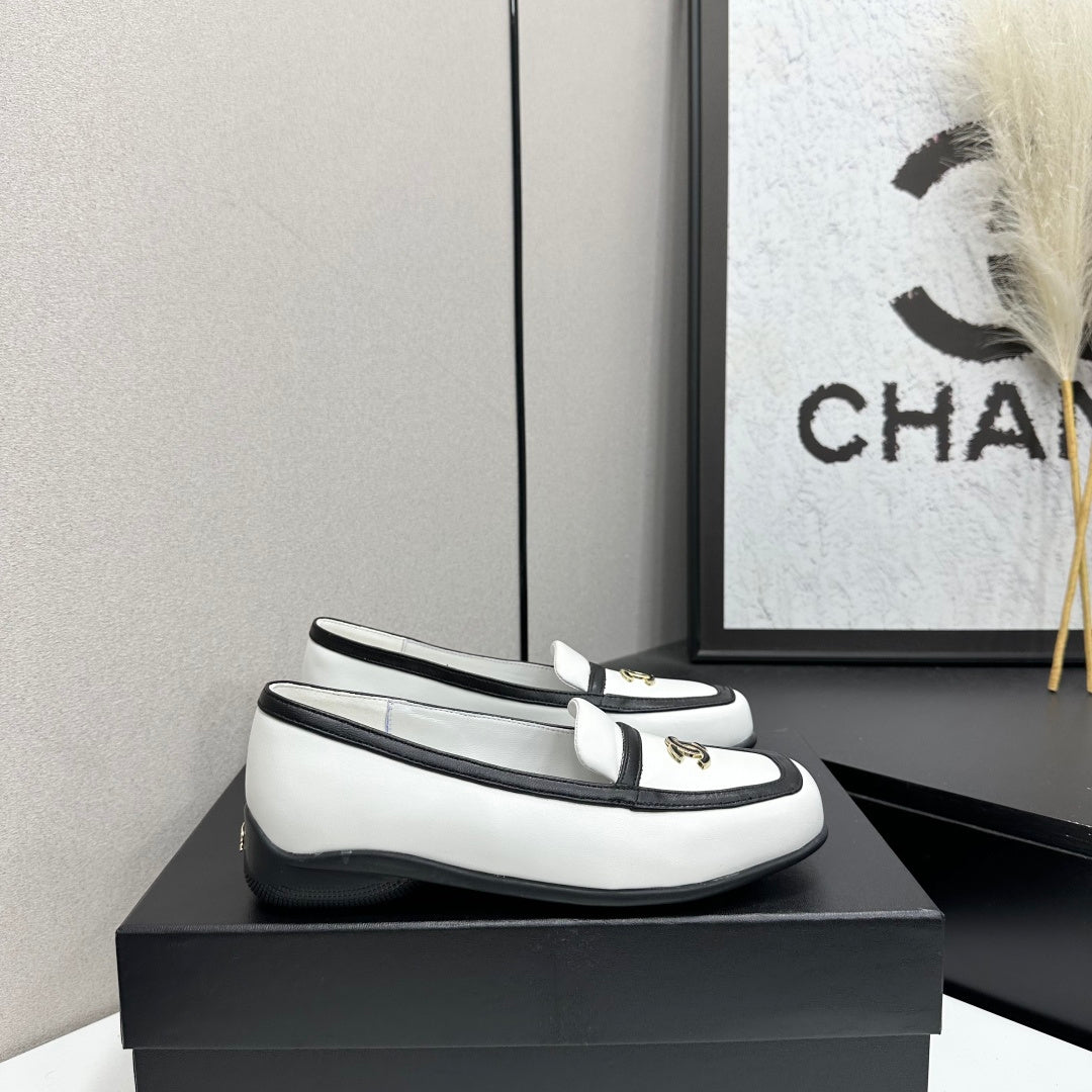 CC 26s Loafers Flat White Black Leather 109150