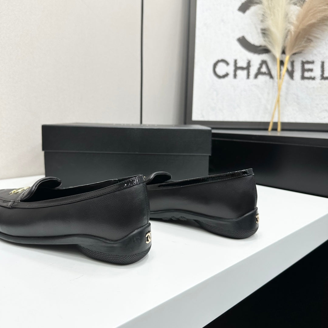 CC 26s Loafers Flat Black Leather Patent 109151