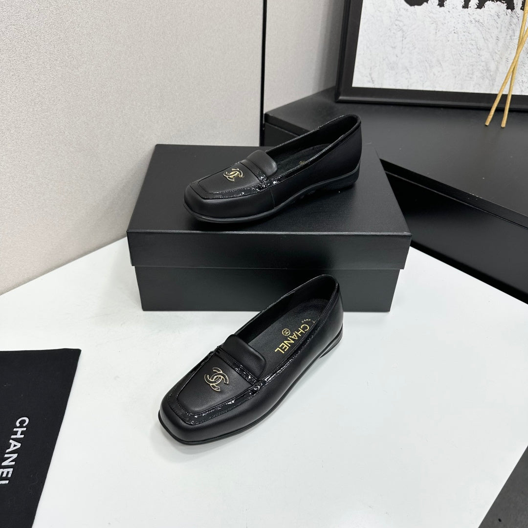 CC 26s Loafers Flat Black Leather Patent 109151