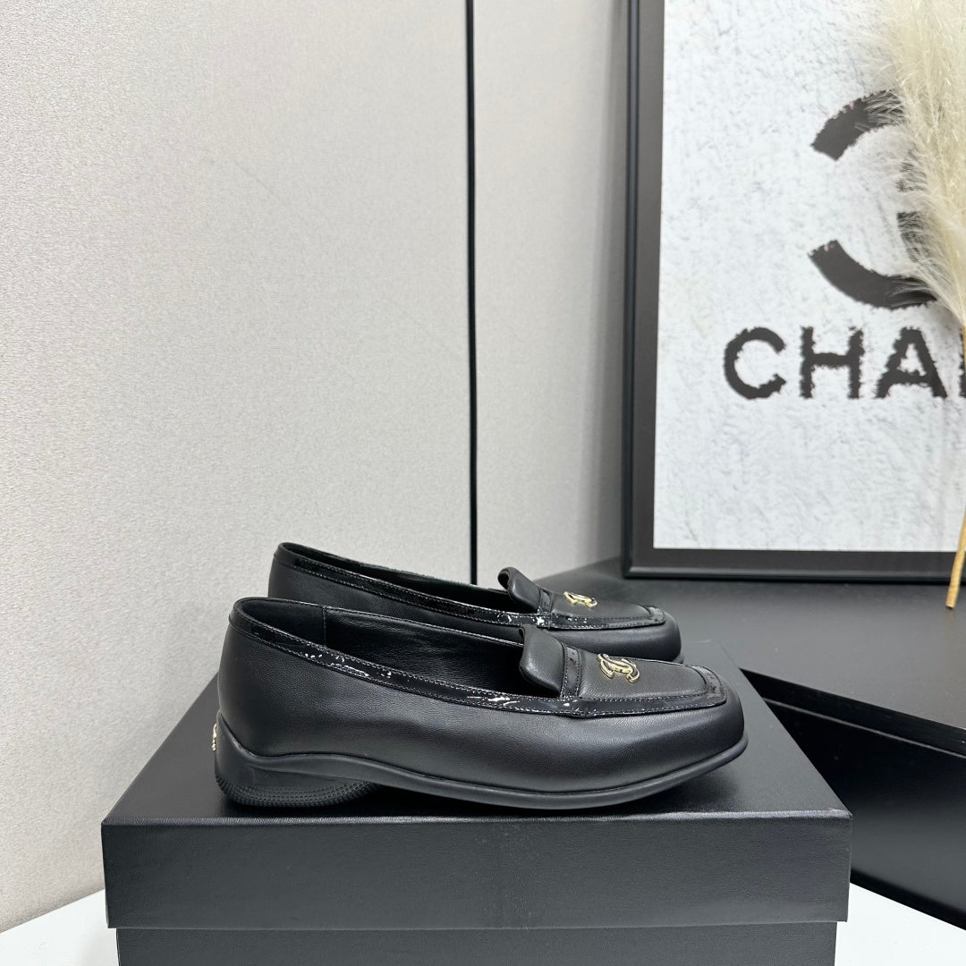 CC 26s Loafers Flat Black Leather Patent 109151
