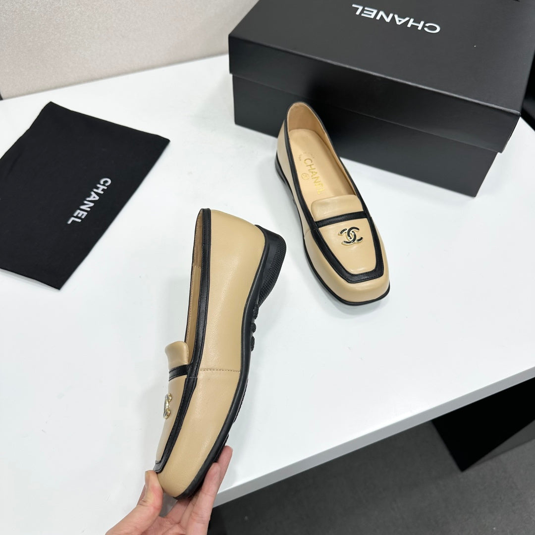 CC 26s Loafers Flat Beige Black Leather 109152