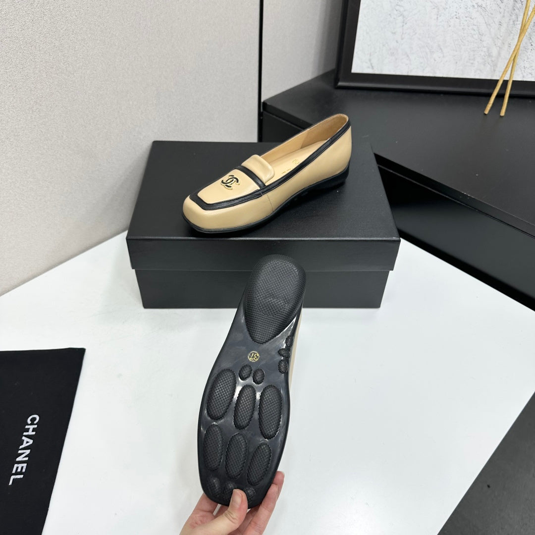 CC 26s Loafers Flat Beige Black Leather 109152