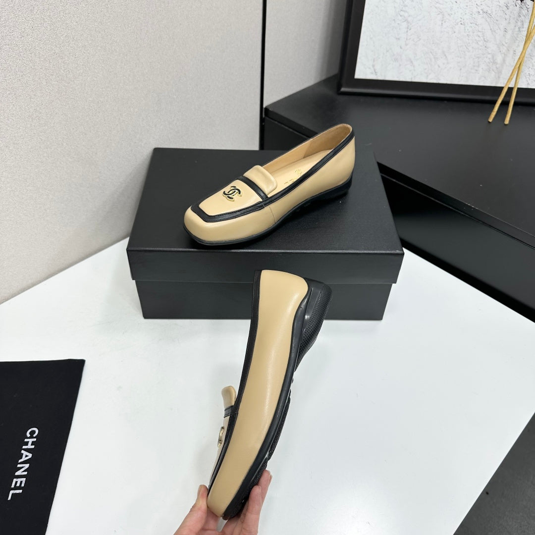 CC 26s Loafers Flat Beige Black Leather 109152