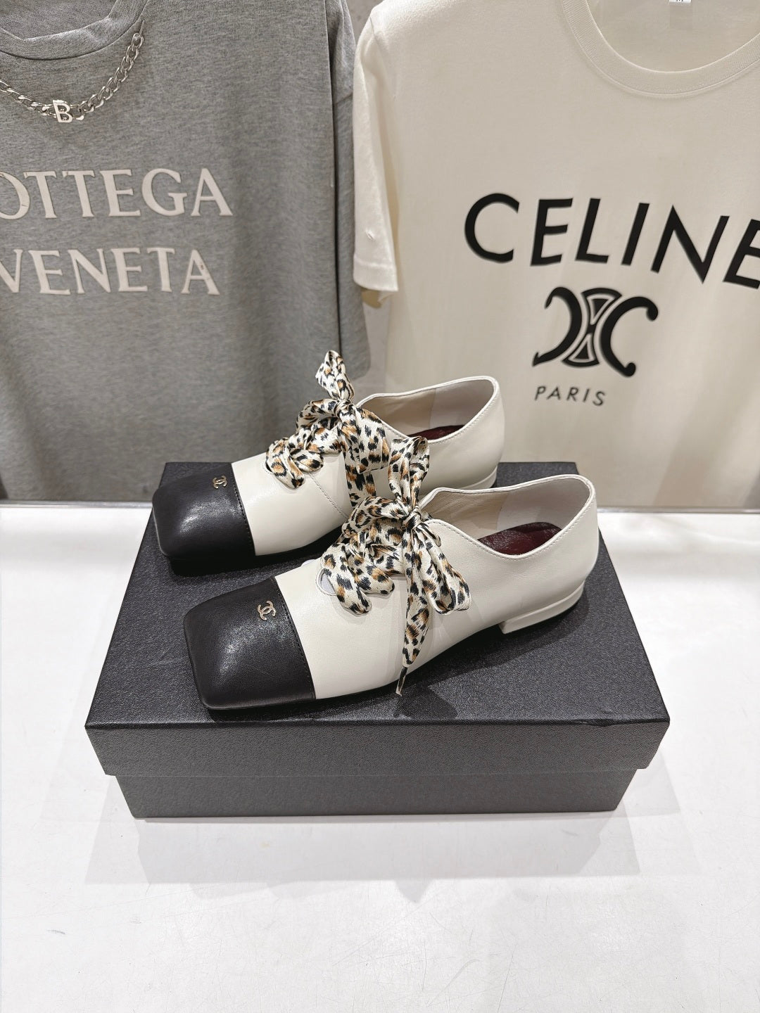 CC 26s Square-Toe Lace-Up Shoes with Leopard Print Scarf Black White Leather 946031