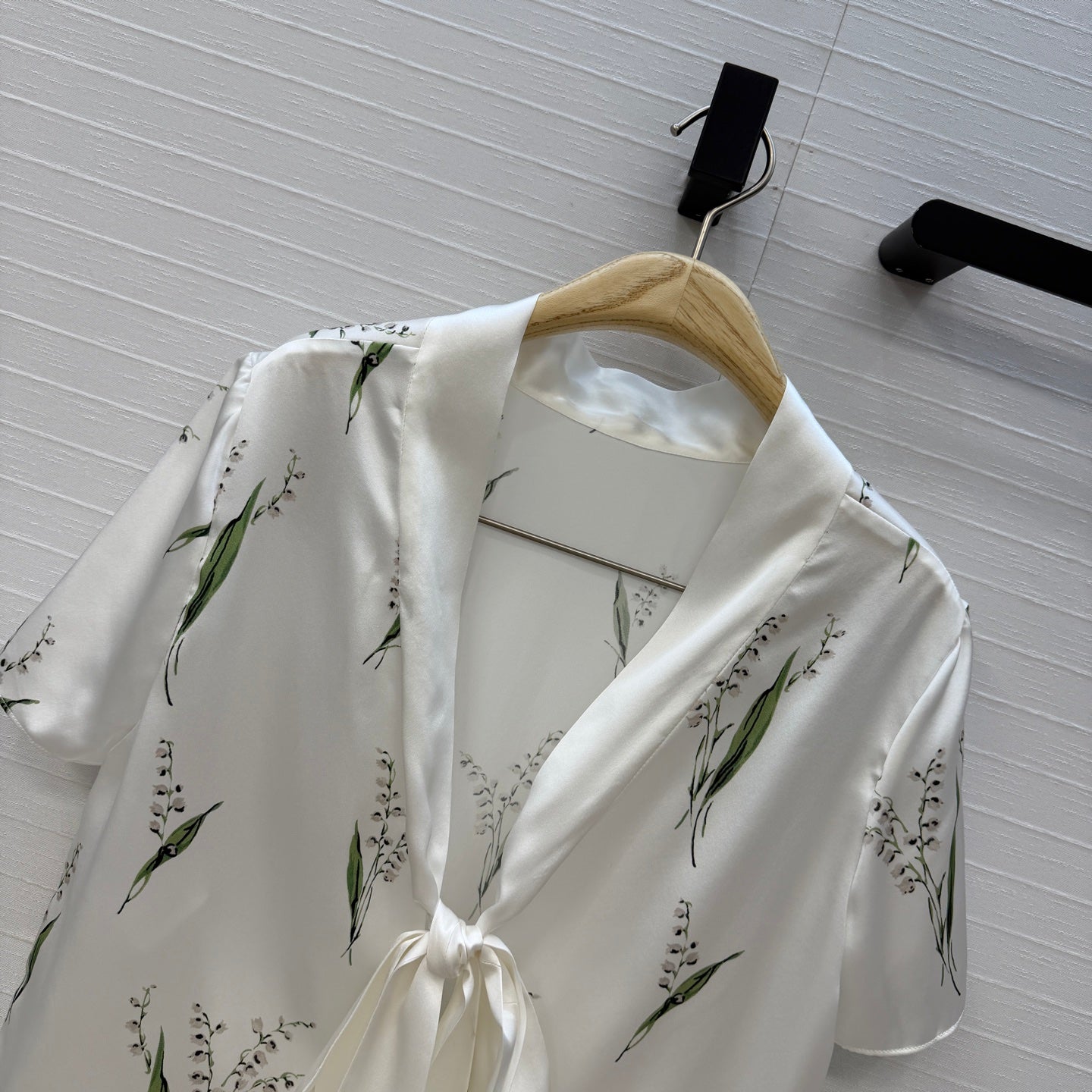 CD Blouse with Tied Collar White Colorful Silk 360957