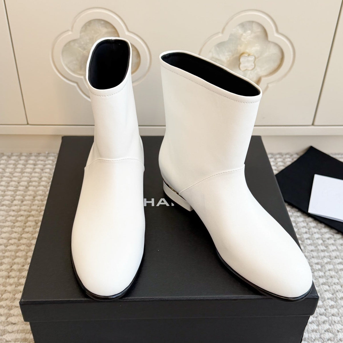 CC 26s Ankle Boots White Black Leather 122043