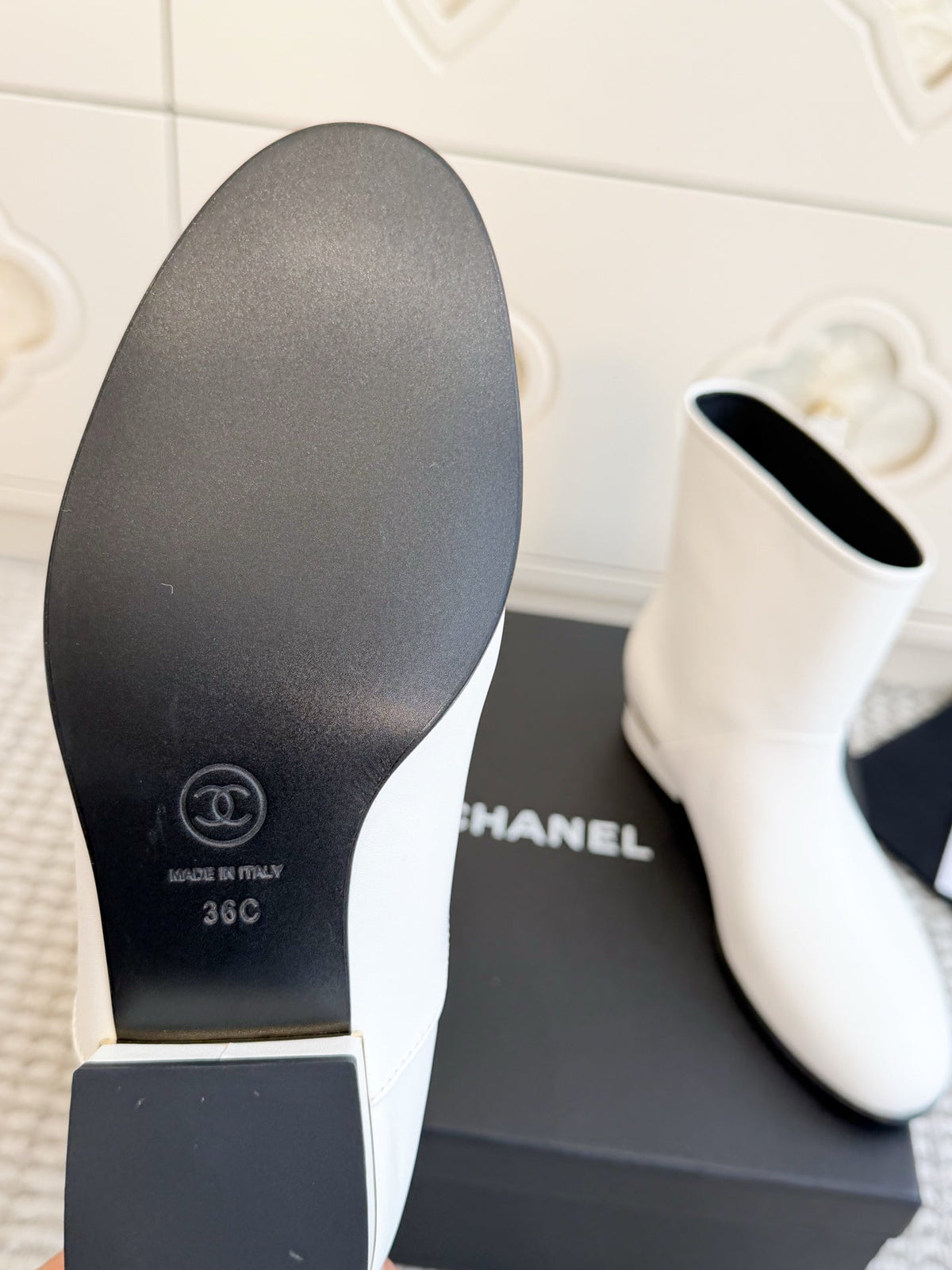 CC 26s Ankle Boots White Black Leather 122043