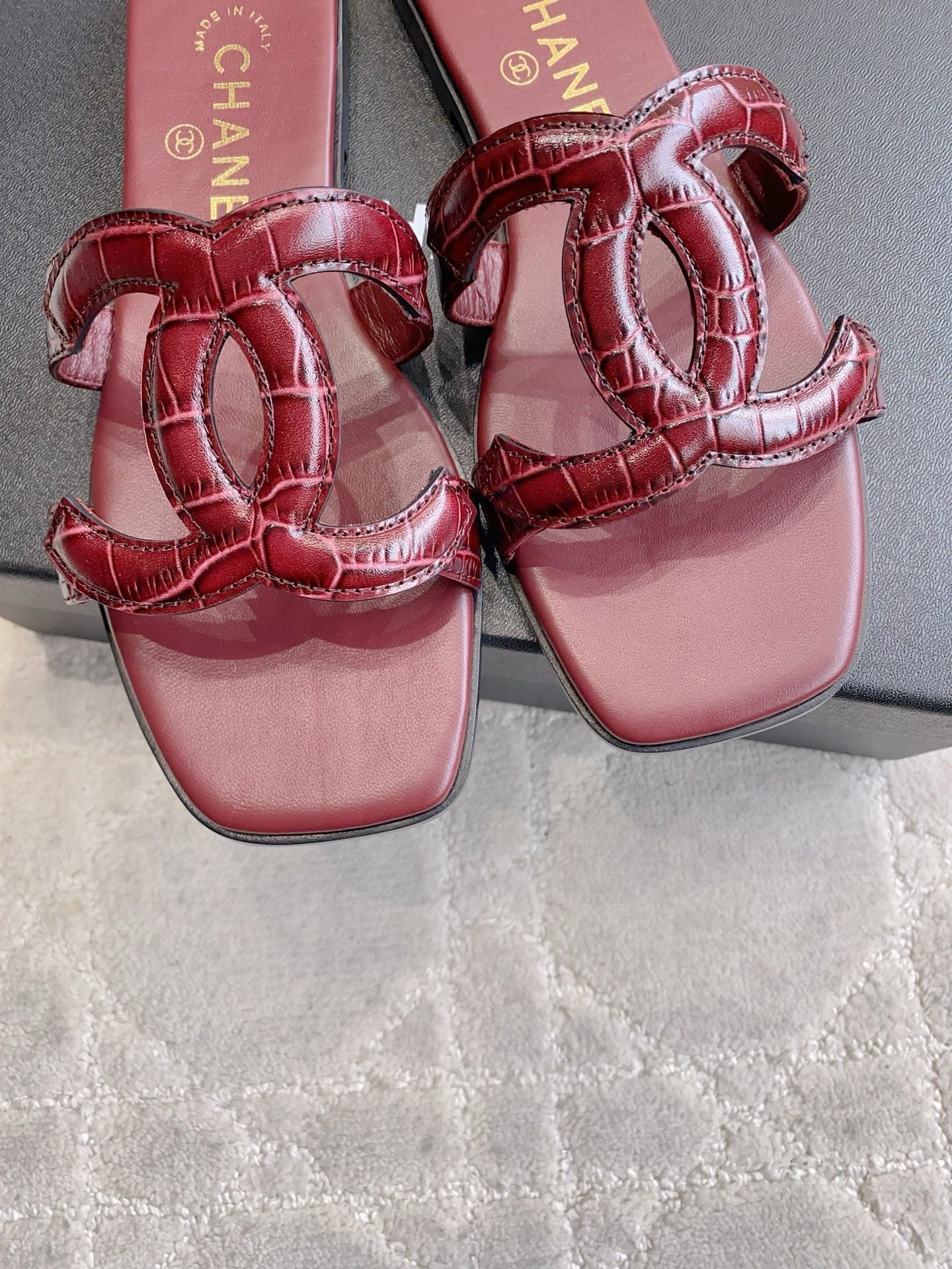 CC Logo Flat Sandals Burgundy Embossed Lambskin 906321