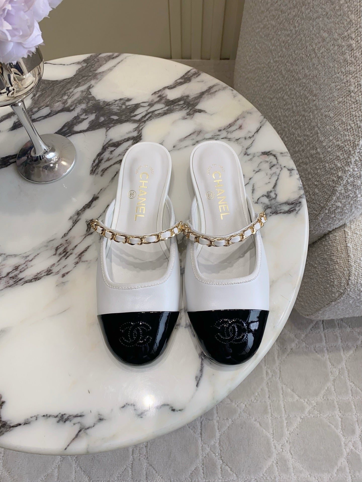CC 2026s Chain Flat Mules Black White Leather 723678